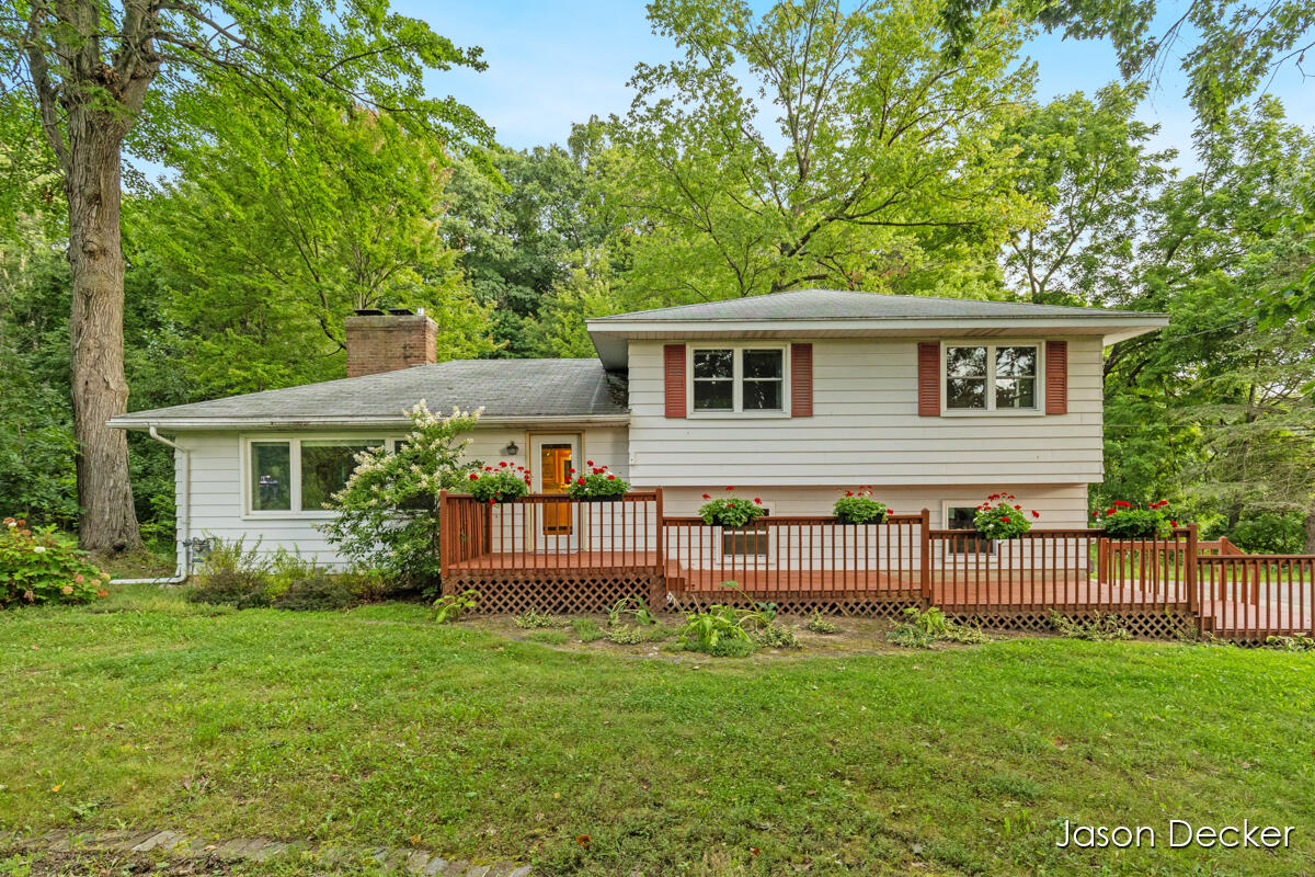 6181 10 Mile Road NE Rockford MI 49341