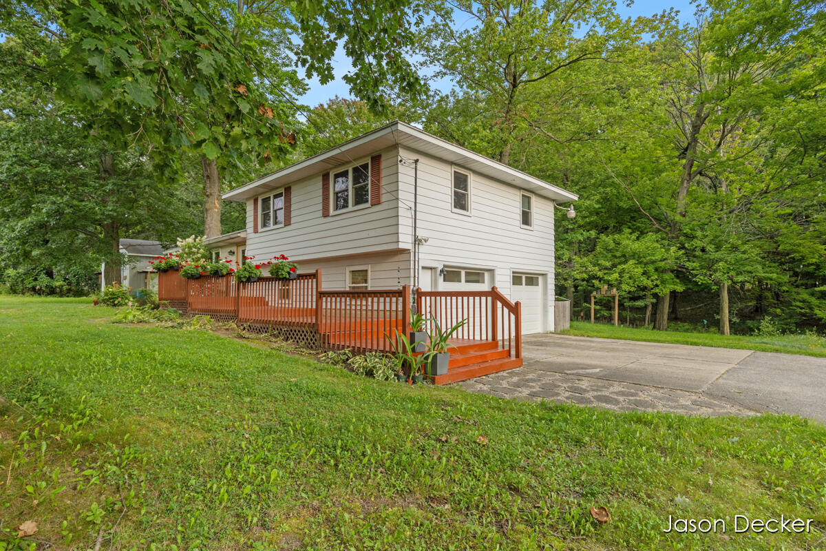 6181 10 Mile Road NE Rockford MI 49341