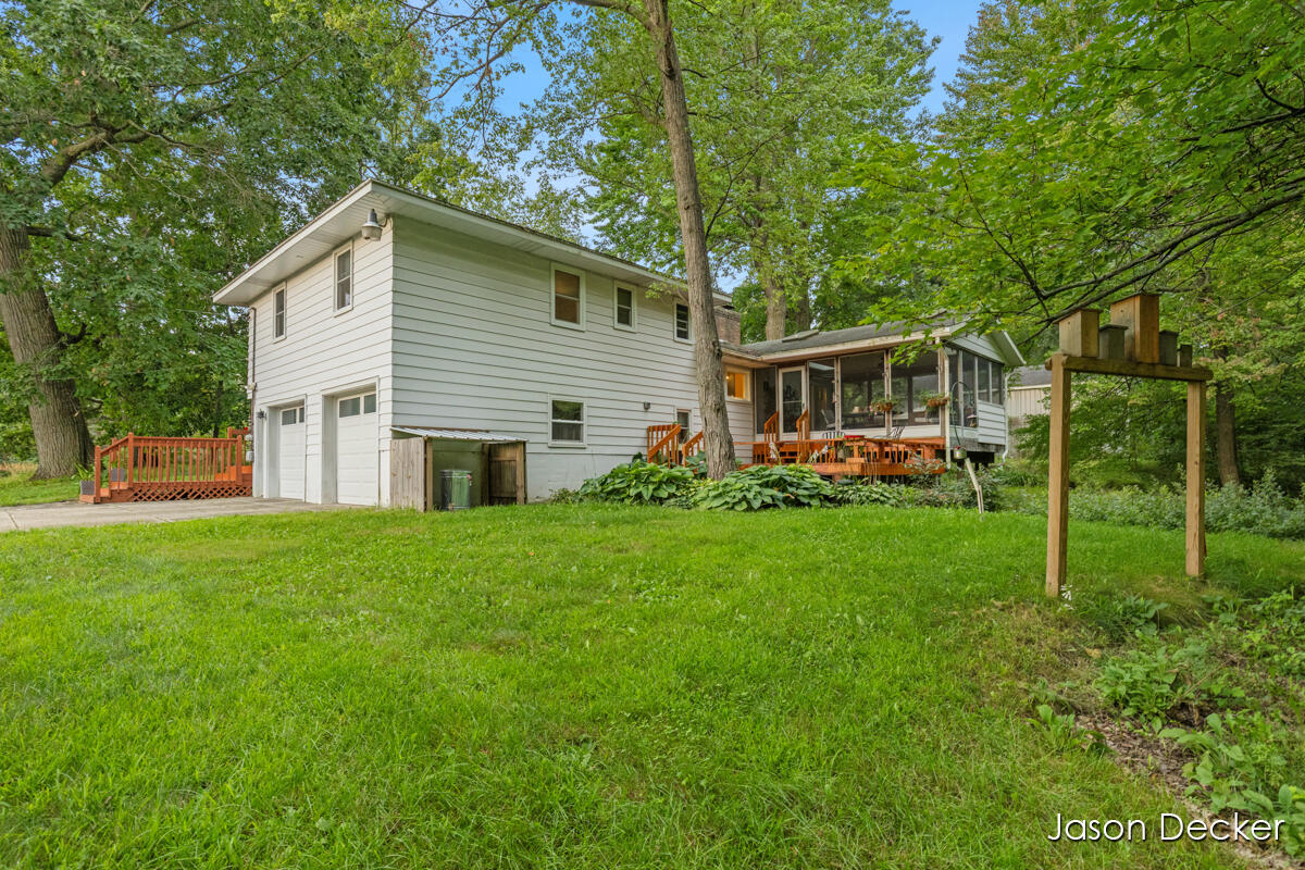 6181 10 Mile Road NE Rockford MI 49341