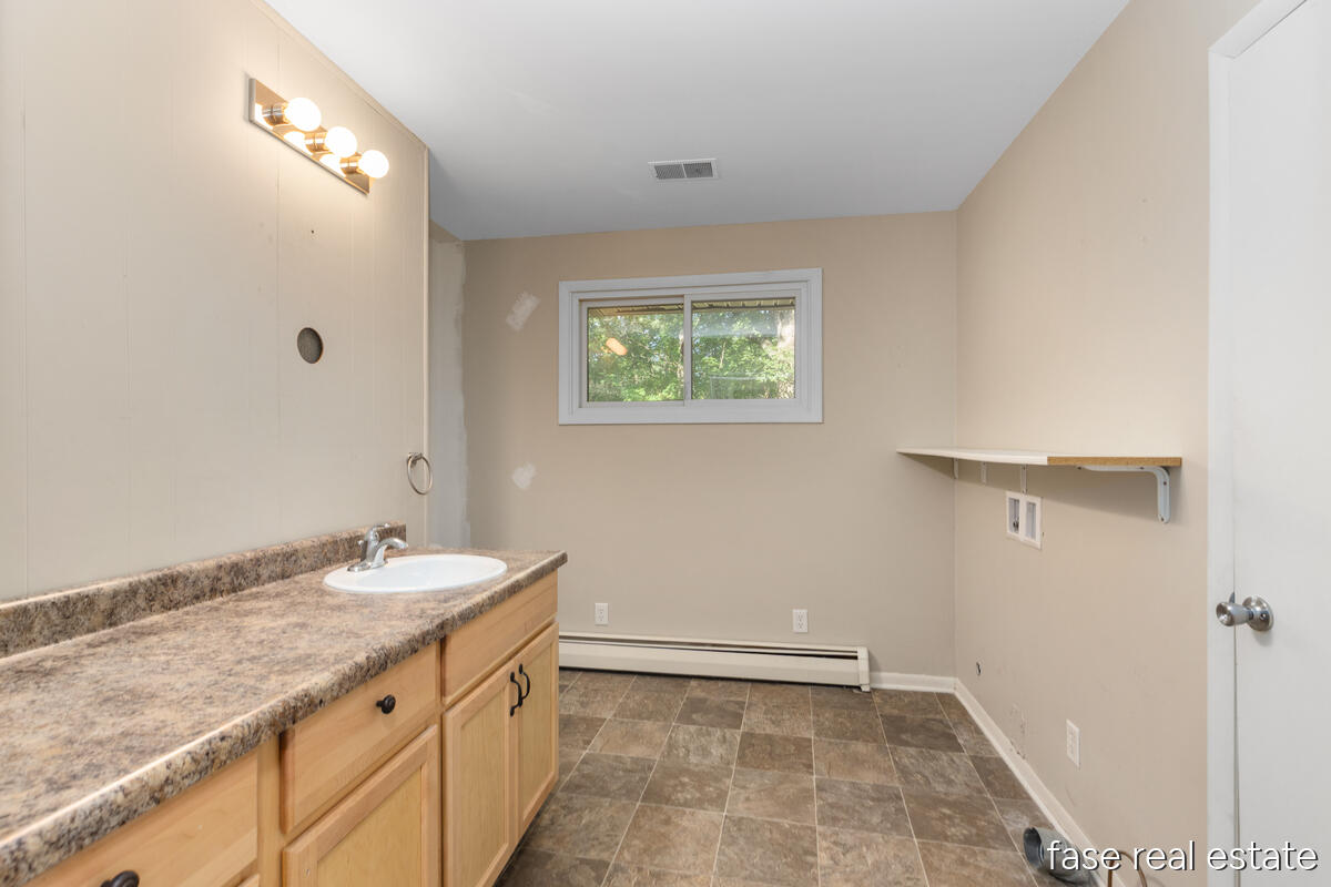 7676 Courtland Drive NE Rockford MI 49341