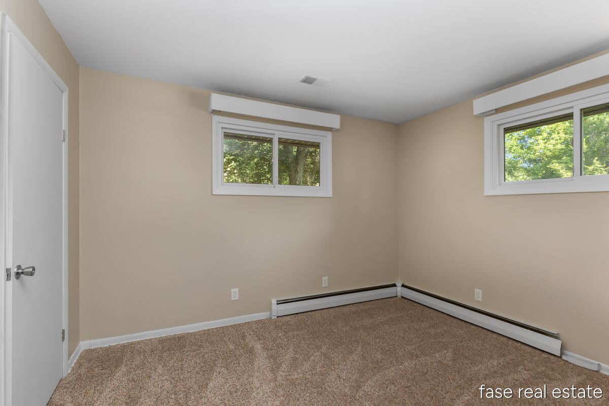 7676 Courtland Drive NE Rockford MI 49341