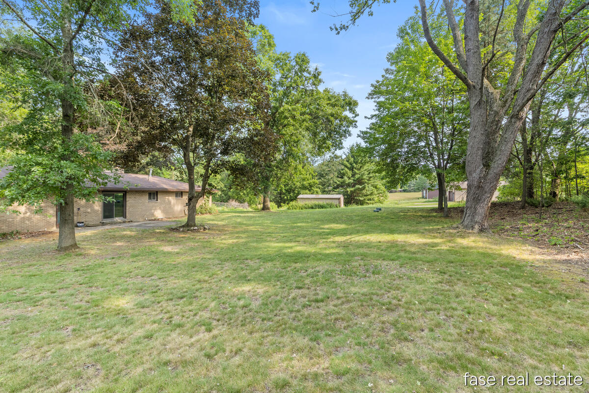 7676 Courtland Drive NE Rockford MI 49341