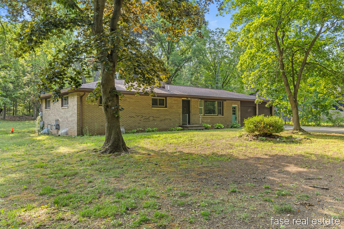 7676 Courtland Drive NE Rockford MI 49341