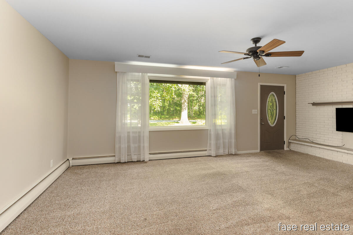 7676 Courtland Drive NE Rockford MI 49341