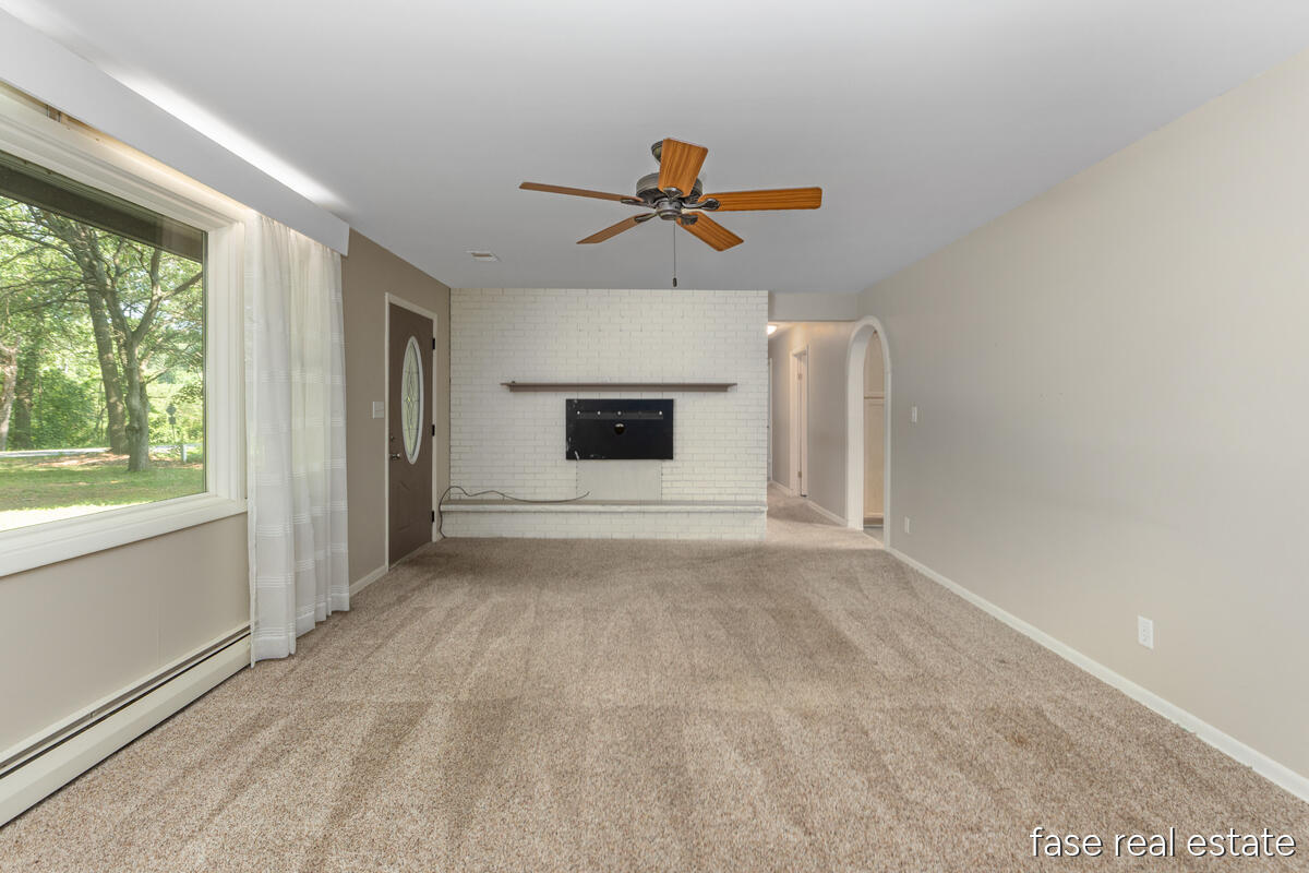 7676 Courtland Drive NE Rockford MI 49341