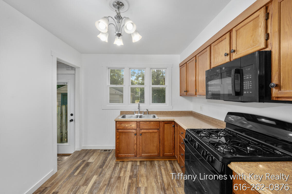 3241 Buchanan Avenue SW Grand Rapids MI 49548
