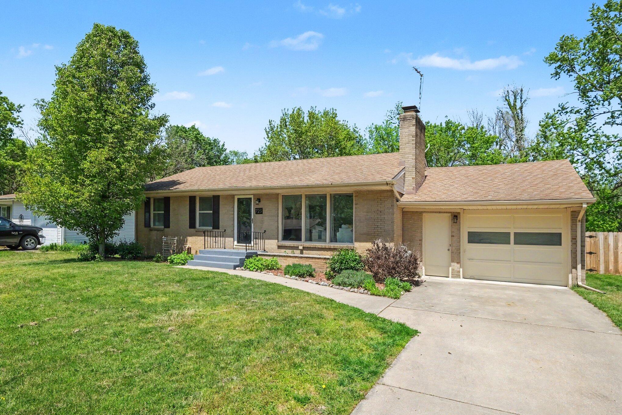 725 Parkway Drive NE Grand Rapids MI 49525