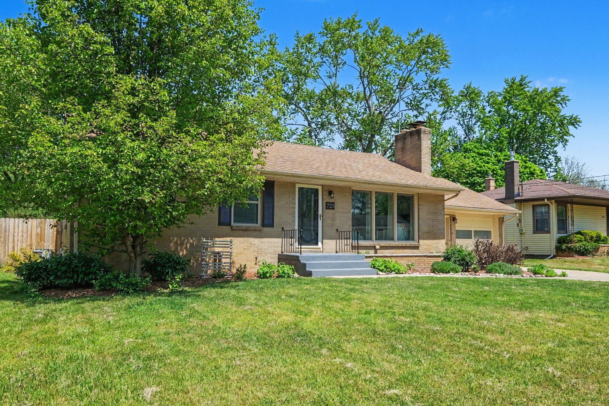 725 Parkway Drive NE Grand Rapids MI 49525