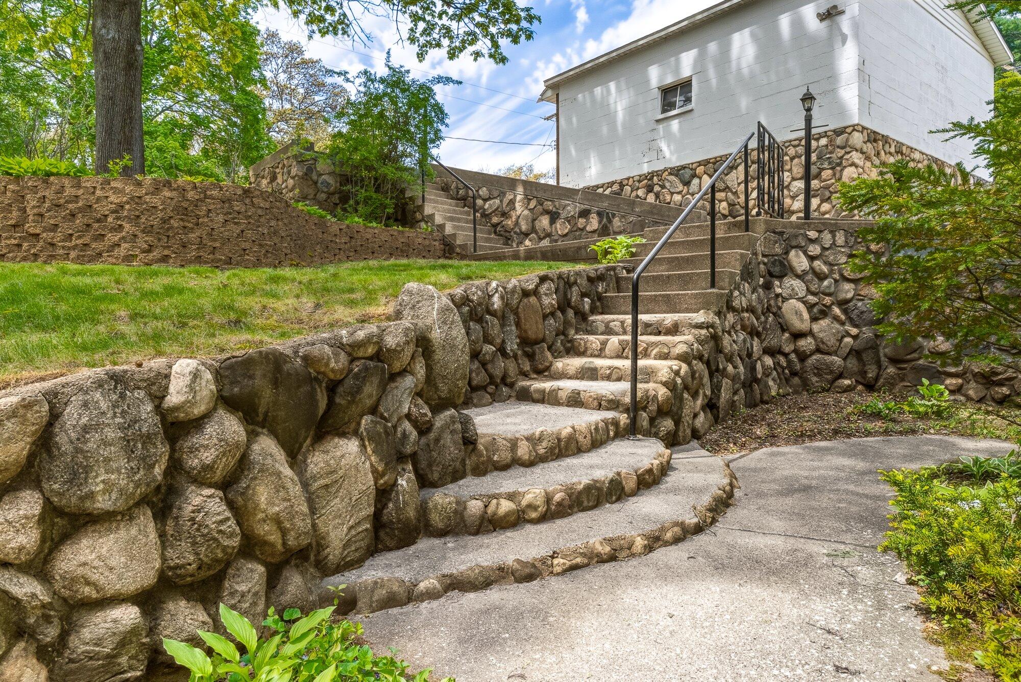 434 Crooked Lake Drive W Kalamazoo MI 49009