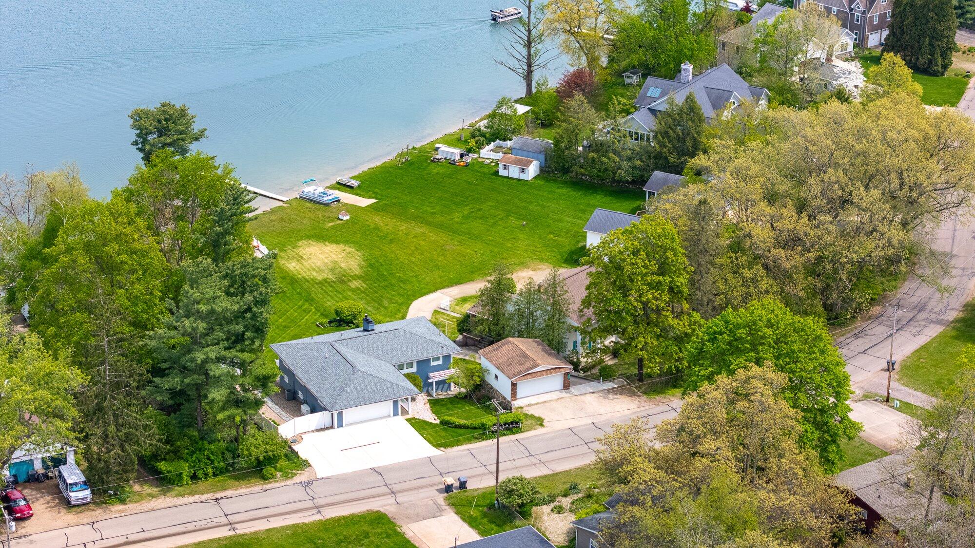 434 Crooked Lake Drive W Kalamazoo MI 49009