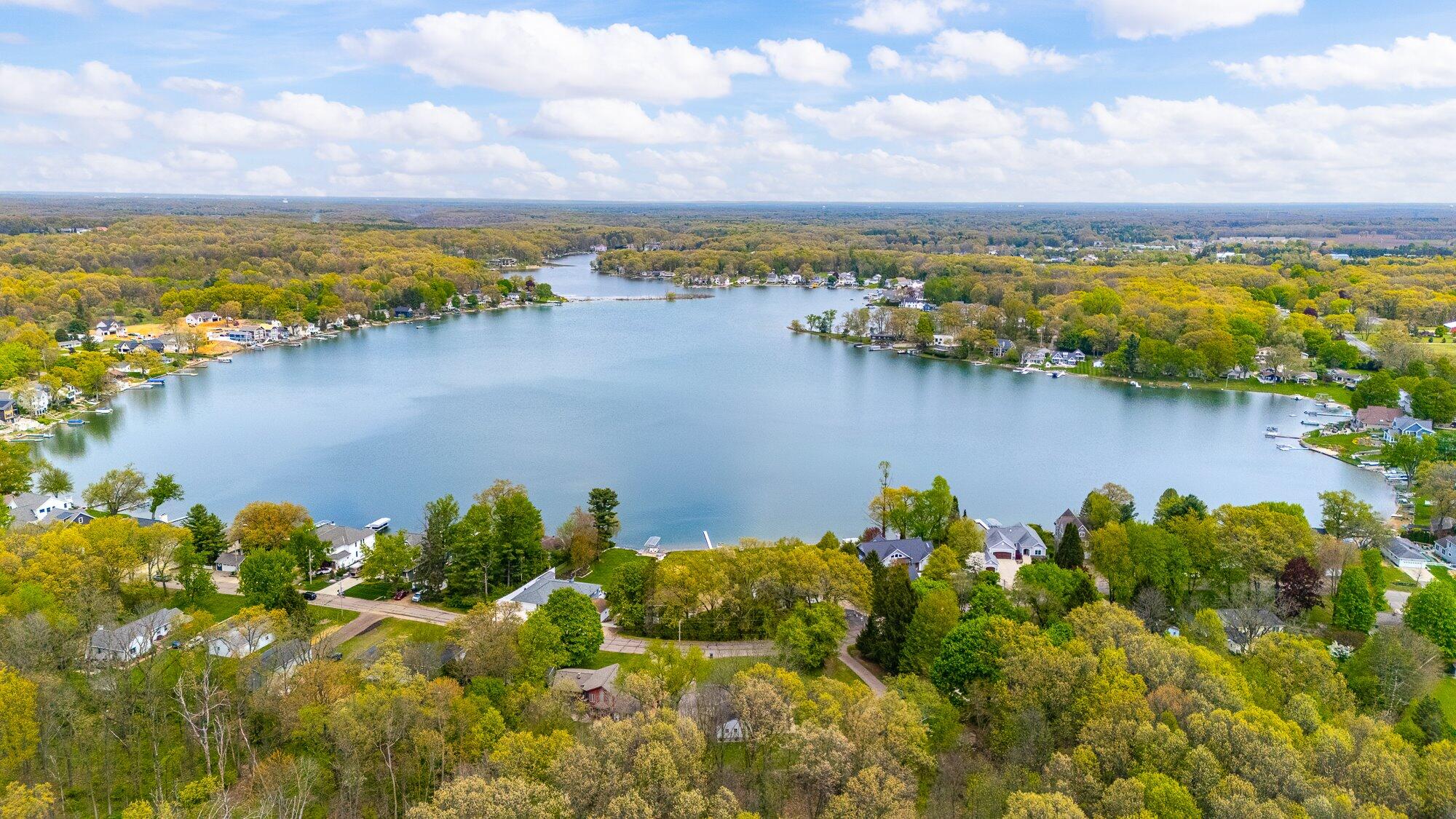 434 Crooked Lake Drive W Kalamazoo MI 49009