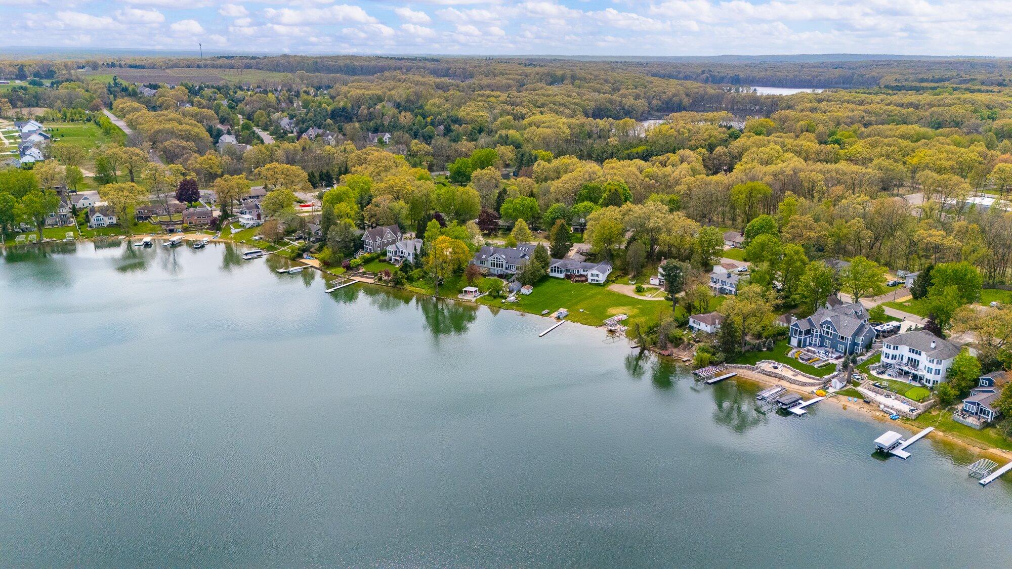 434 Crooked Lake Drive W Kalamazoo MI 49009
