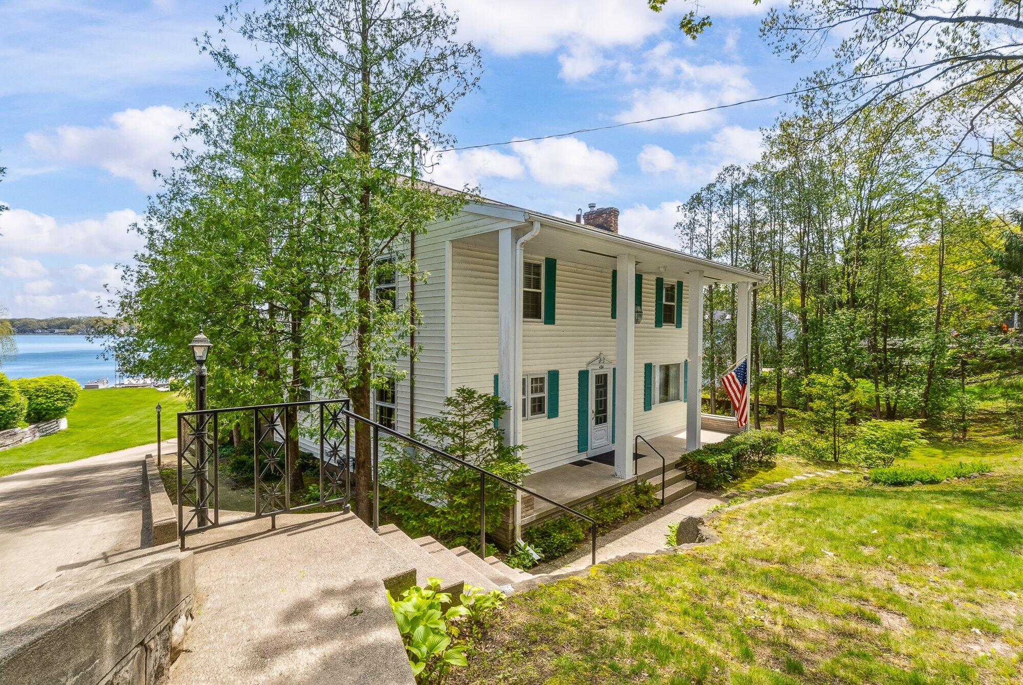 434 Crooked Lake Drive W Kalamazoo MI 49009