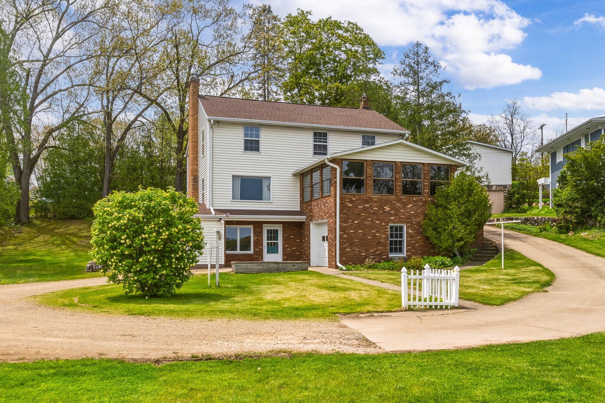 434 Crooked Lake Drive W Kalamazoo MI 49009