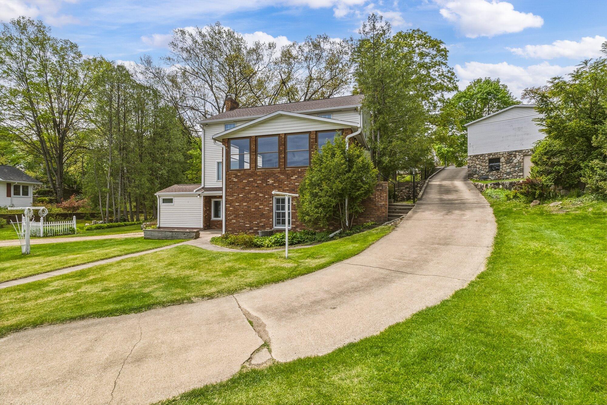 434 Crooked Lake Drive W Kalamazoo MI 49009