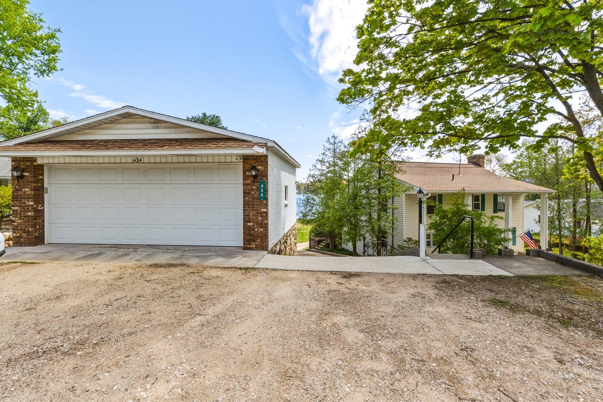 434 Crooked Lake Drive W Kalamazoo MI 49009