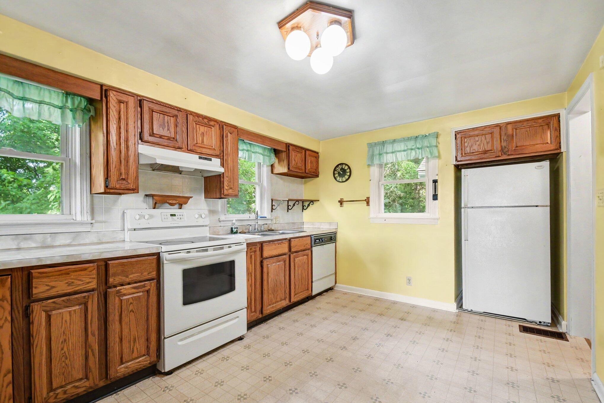 21648 E Us-12 Edwardsburg MI 49112