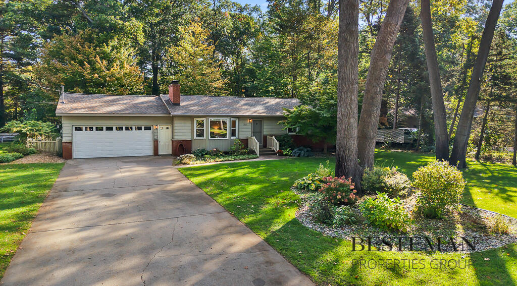 740 E Fennwood Circle Muskegon MI 49445