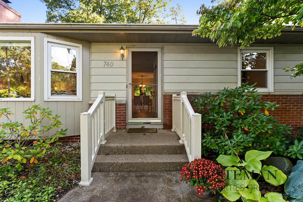 740 E Fennwood Circle Muskegon MI 49445