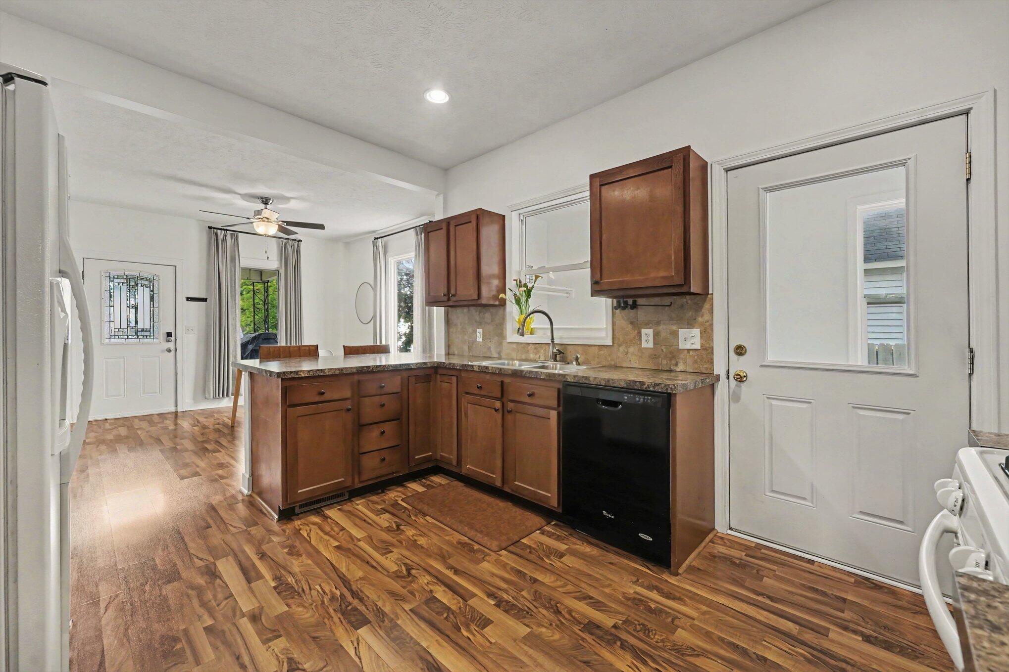 1355 Valley NW Grand Rapids MI 49504