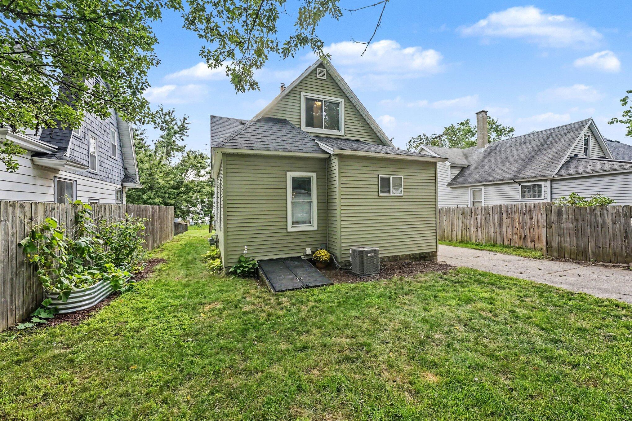 1355 Valley NW Grand Rapids MI 49504