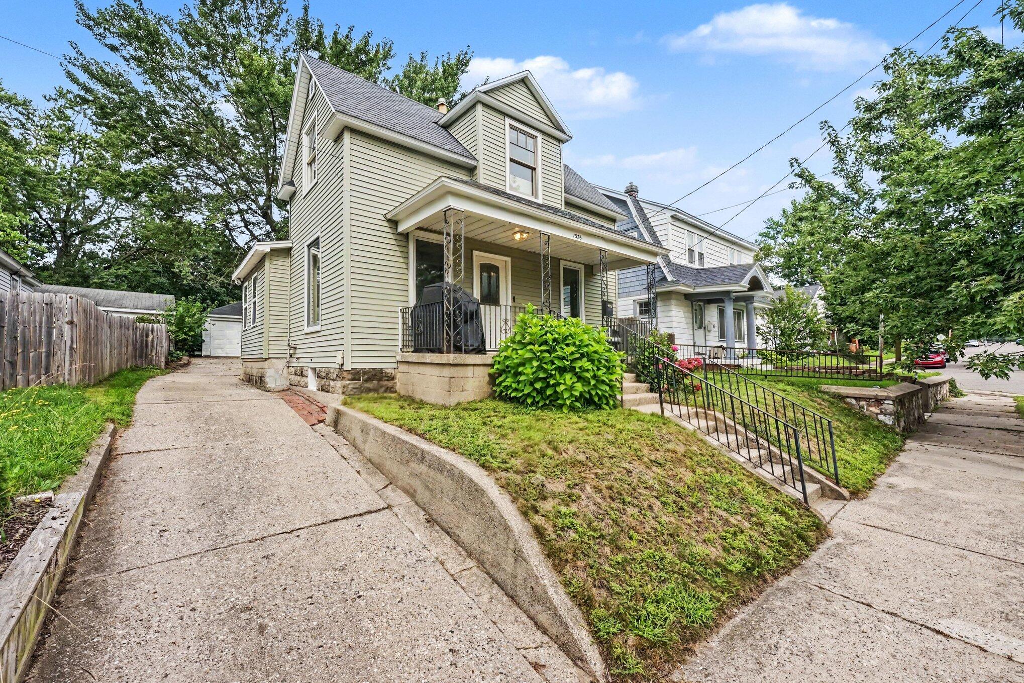 1355 Valley NW Grand Rapids MI 49504