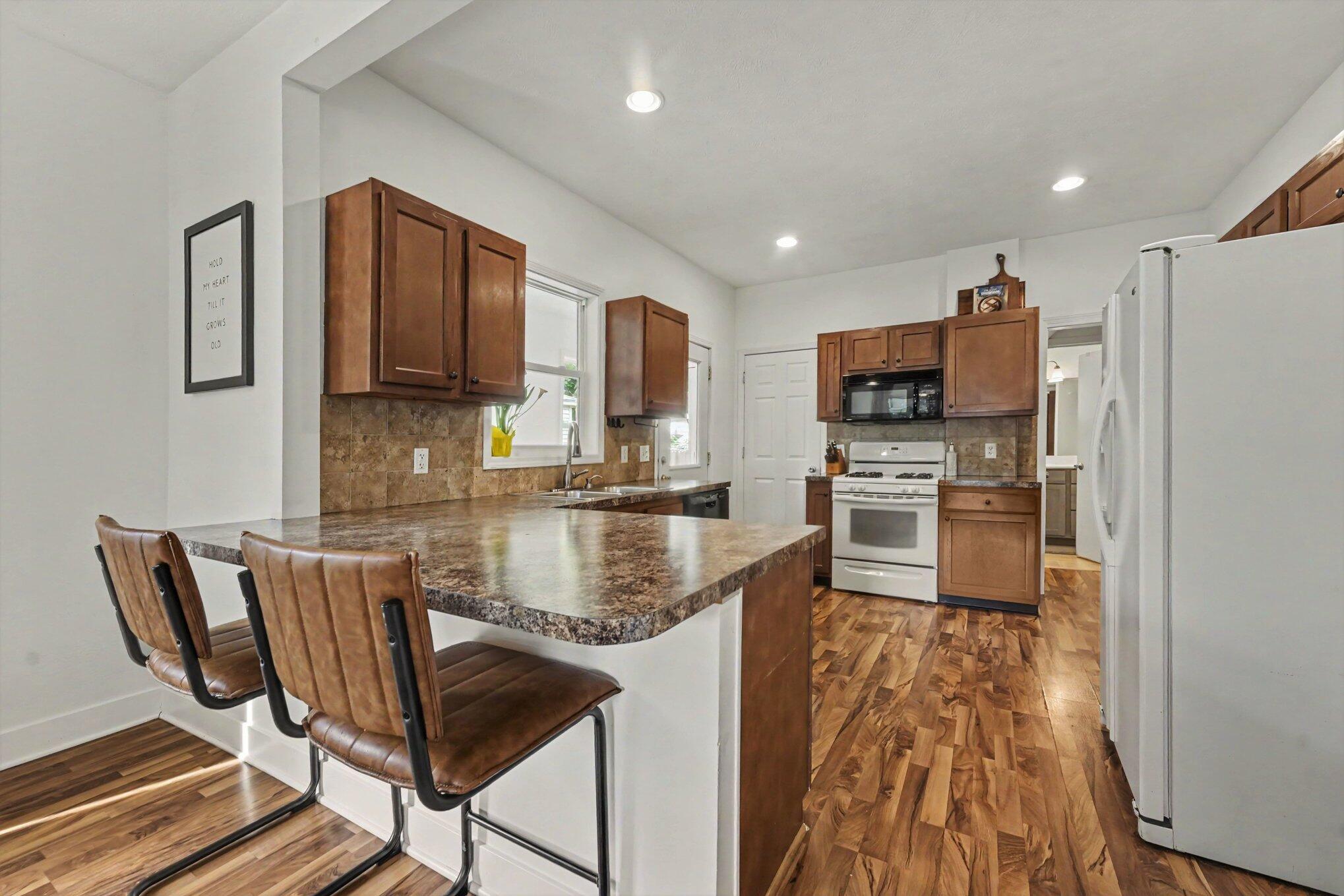 1355 Valley NW Grand Rapids MI 49504