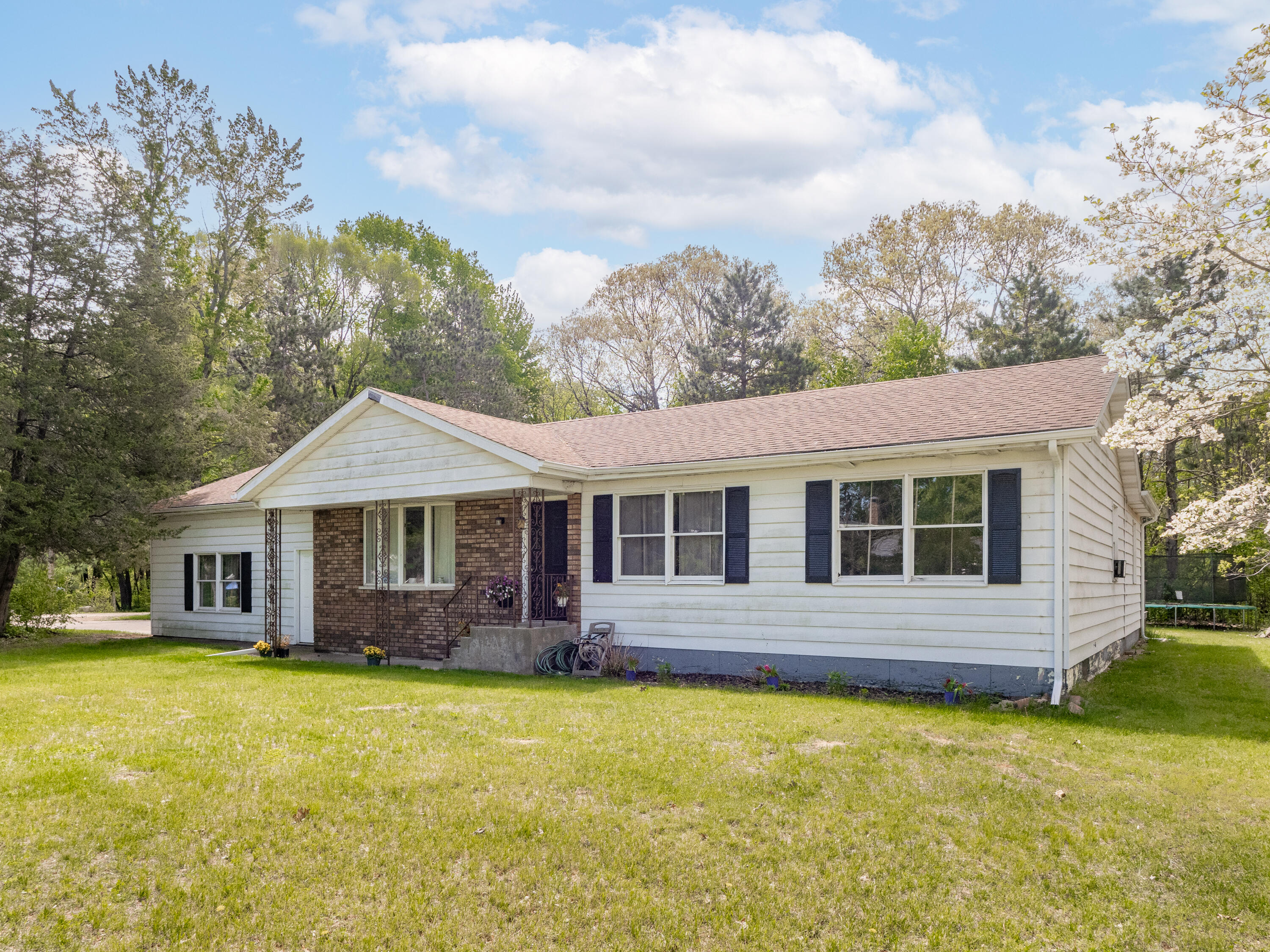 45523 Eleanor Drive Decatur MI 49045