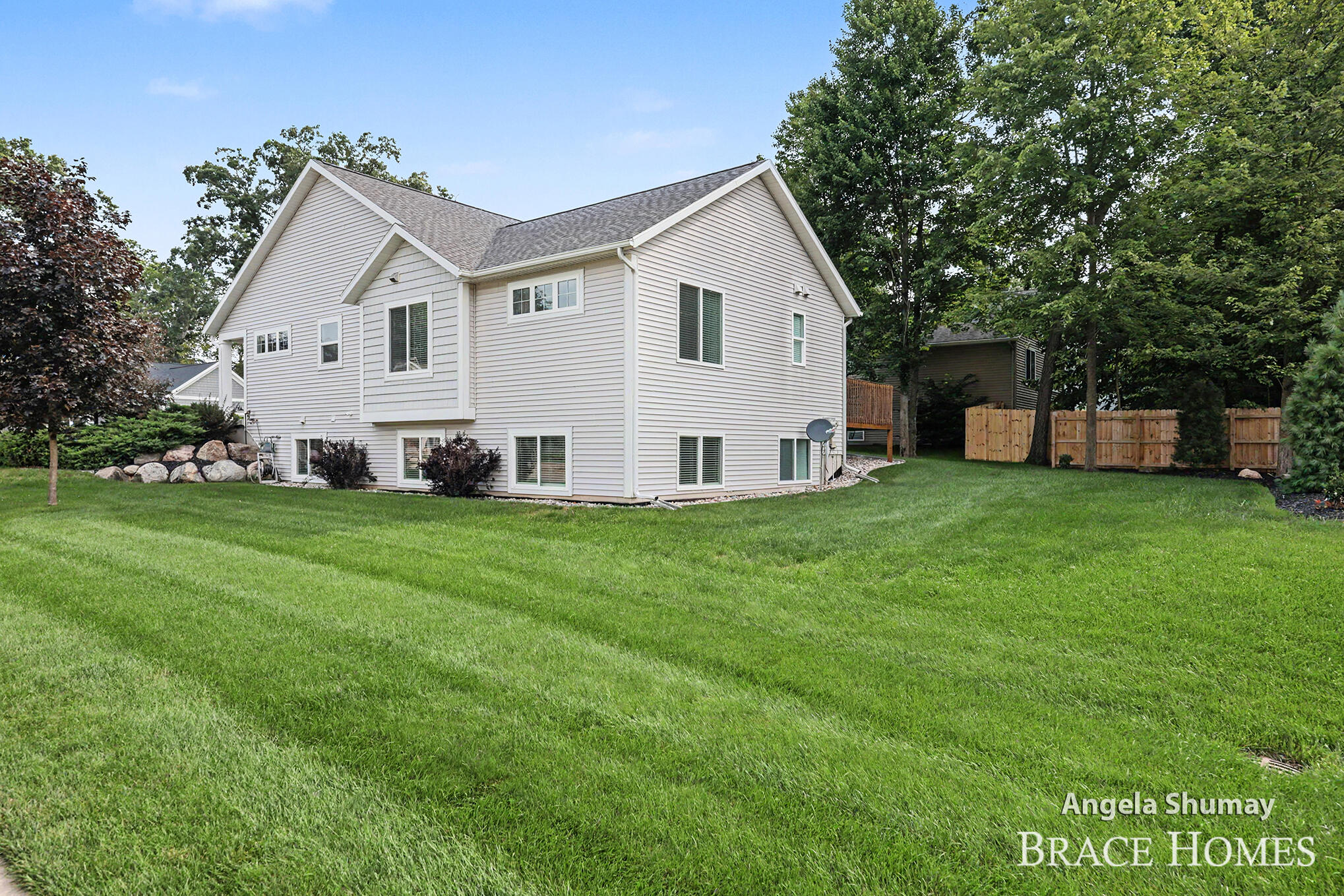 2637 Stockwood Drive NE Grand Rapids MI 49505