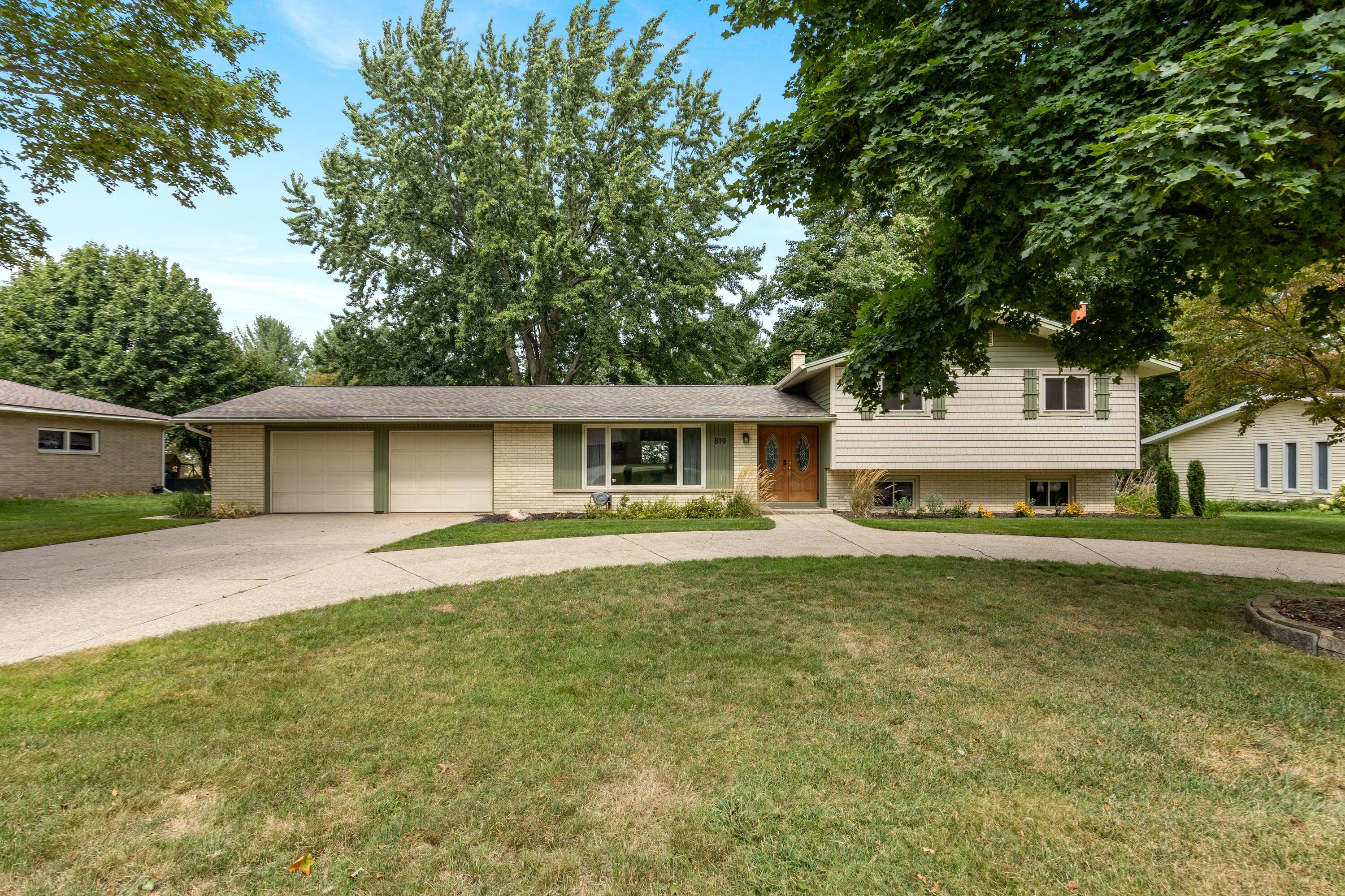 819 E Plainfield Court Zeeland MI 49464