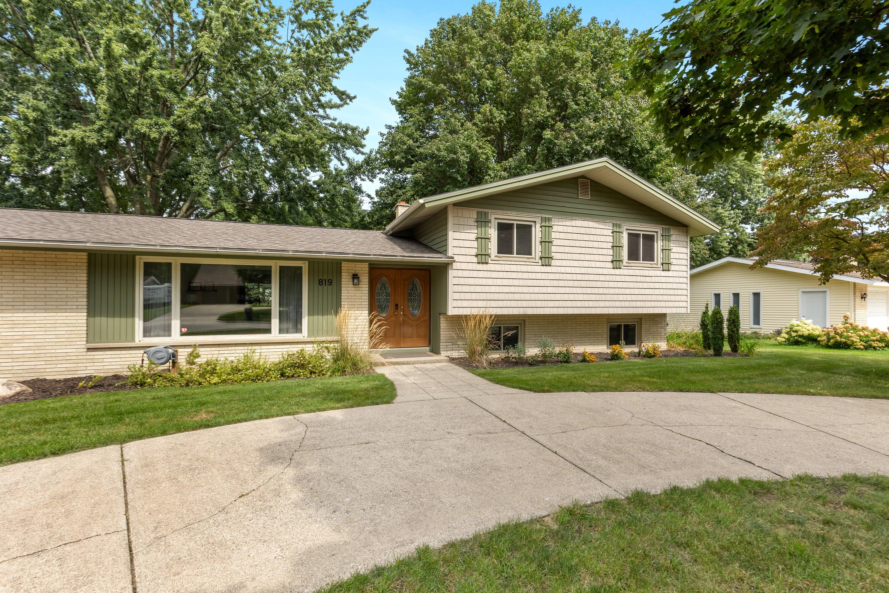 819 E Plainfield Court Zeeland MI 49464