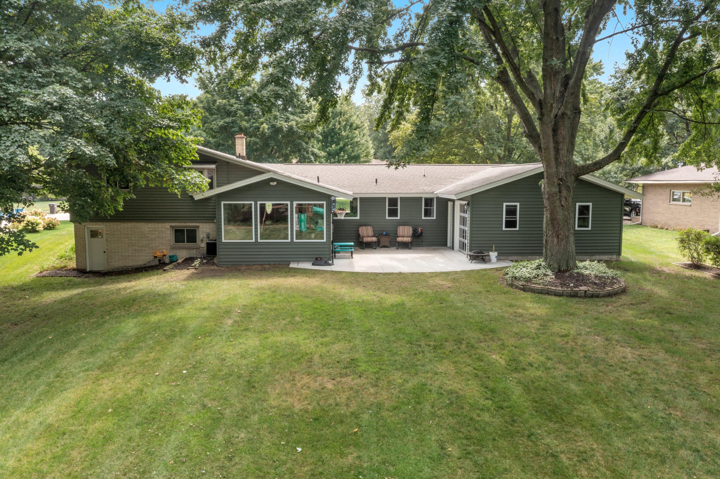 819 E Plainfield Court Zeeland MI 49464