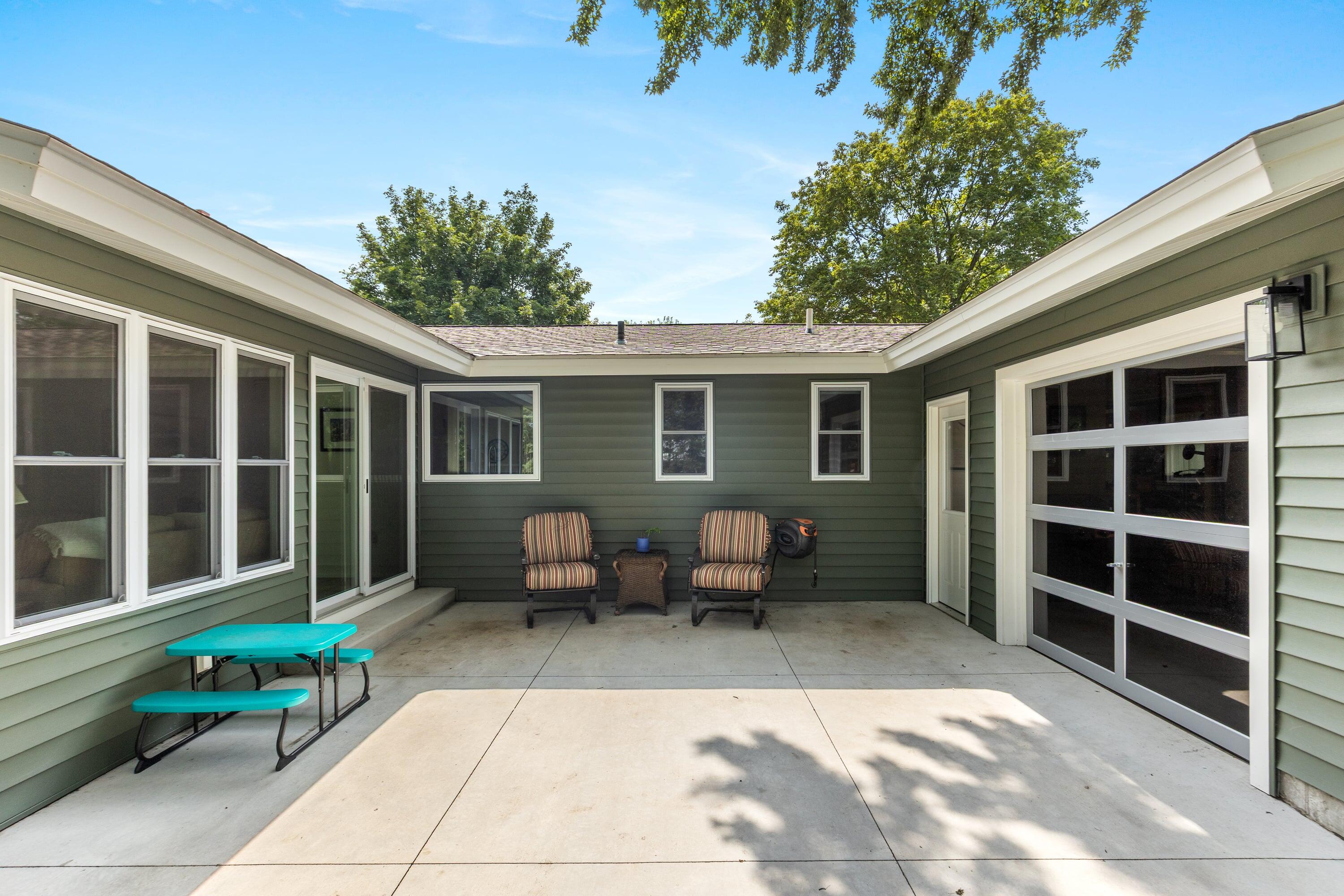 819 E Plainfield Court Zeeland MI 49464