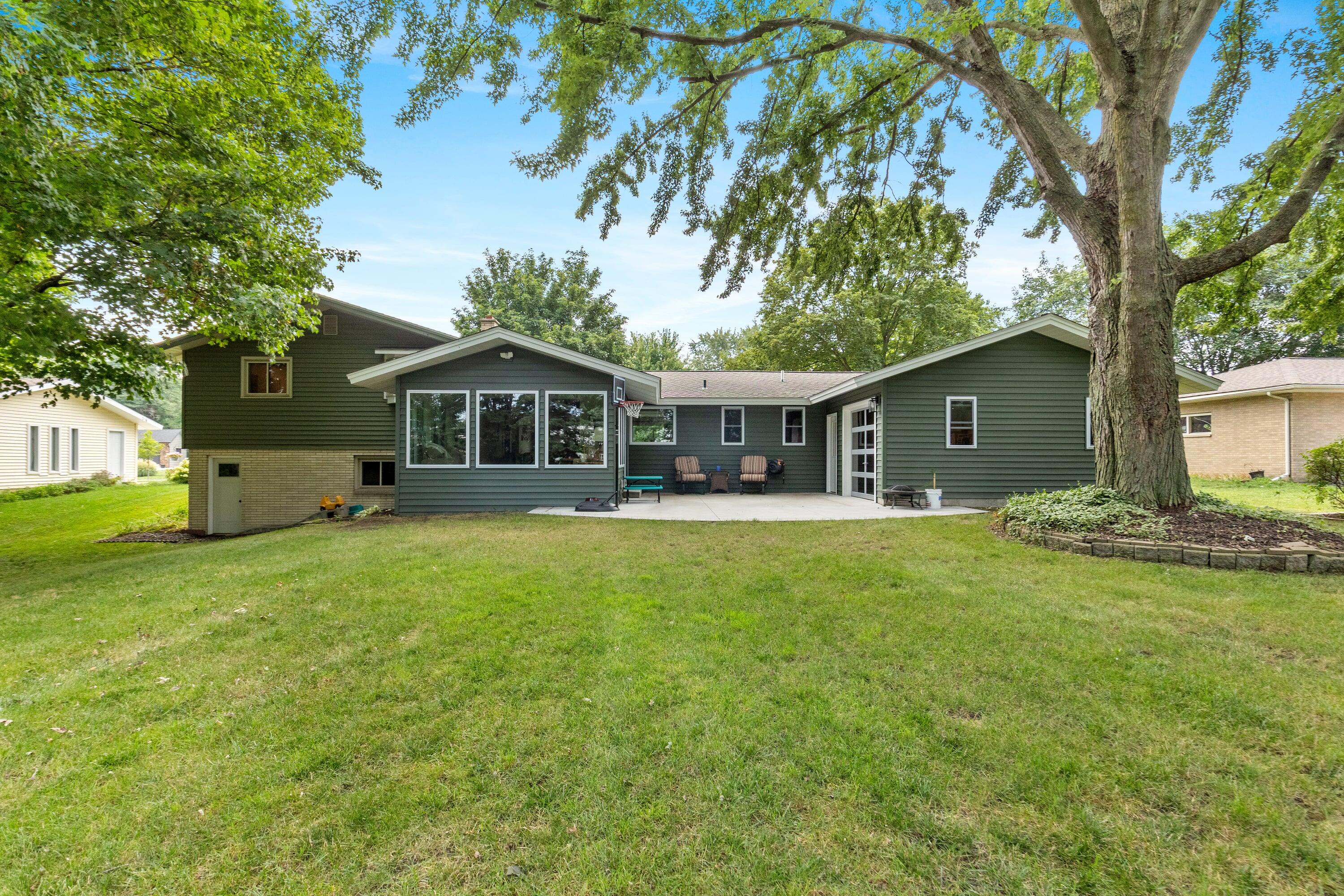 819 E Plainfield Court Zeeland MI 49464