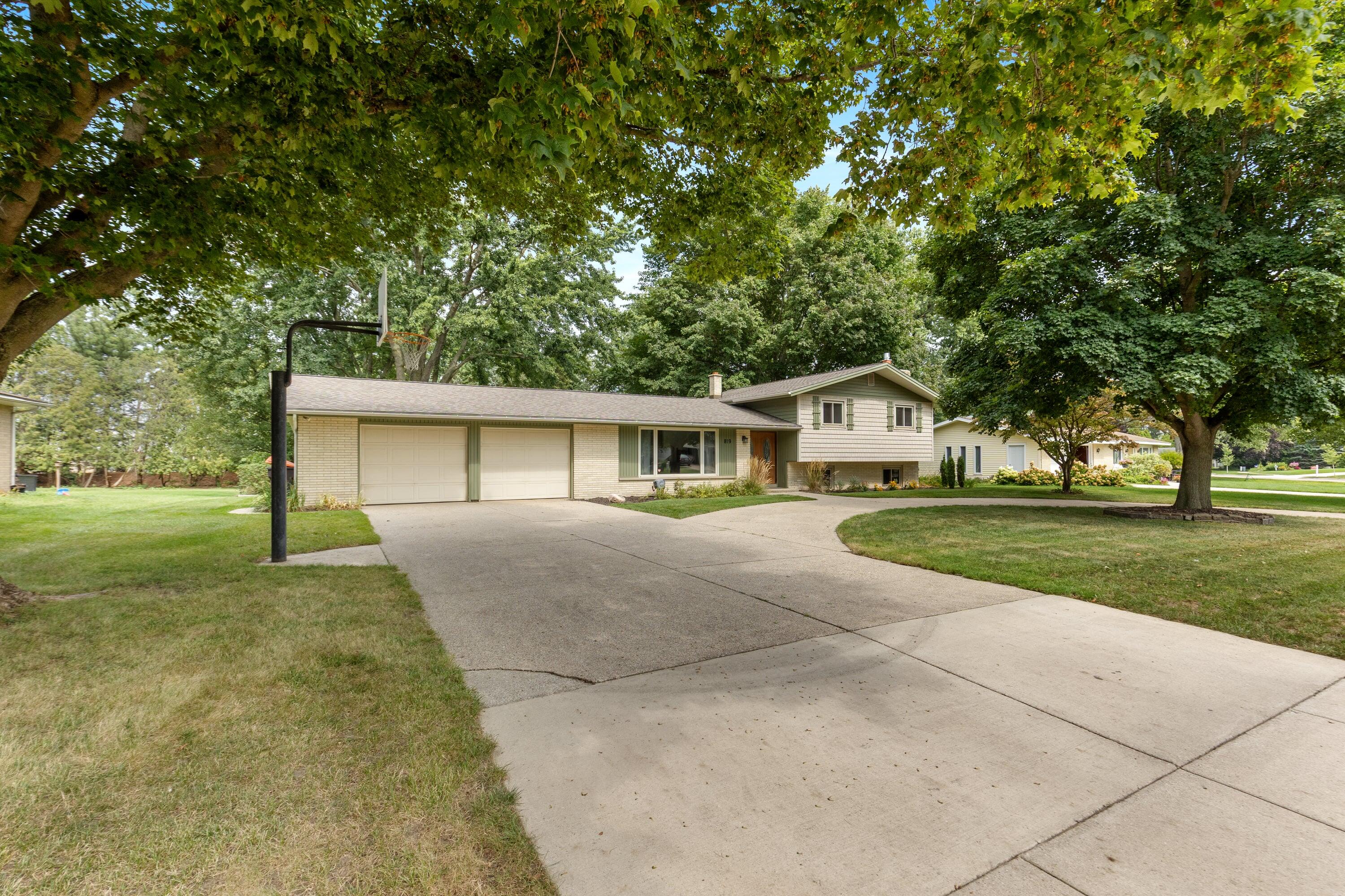 819 E Plainfield Court Zeeland MI 49464