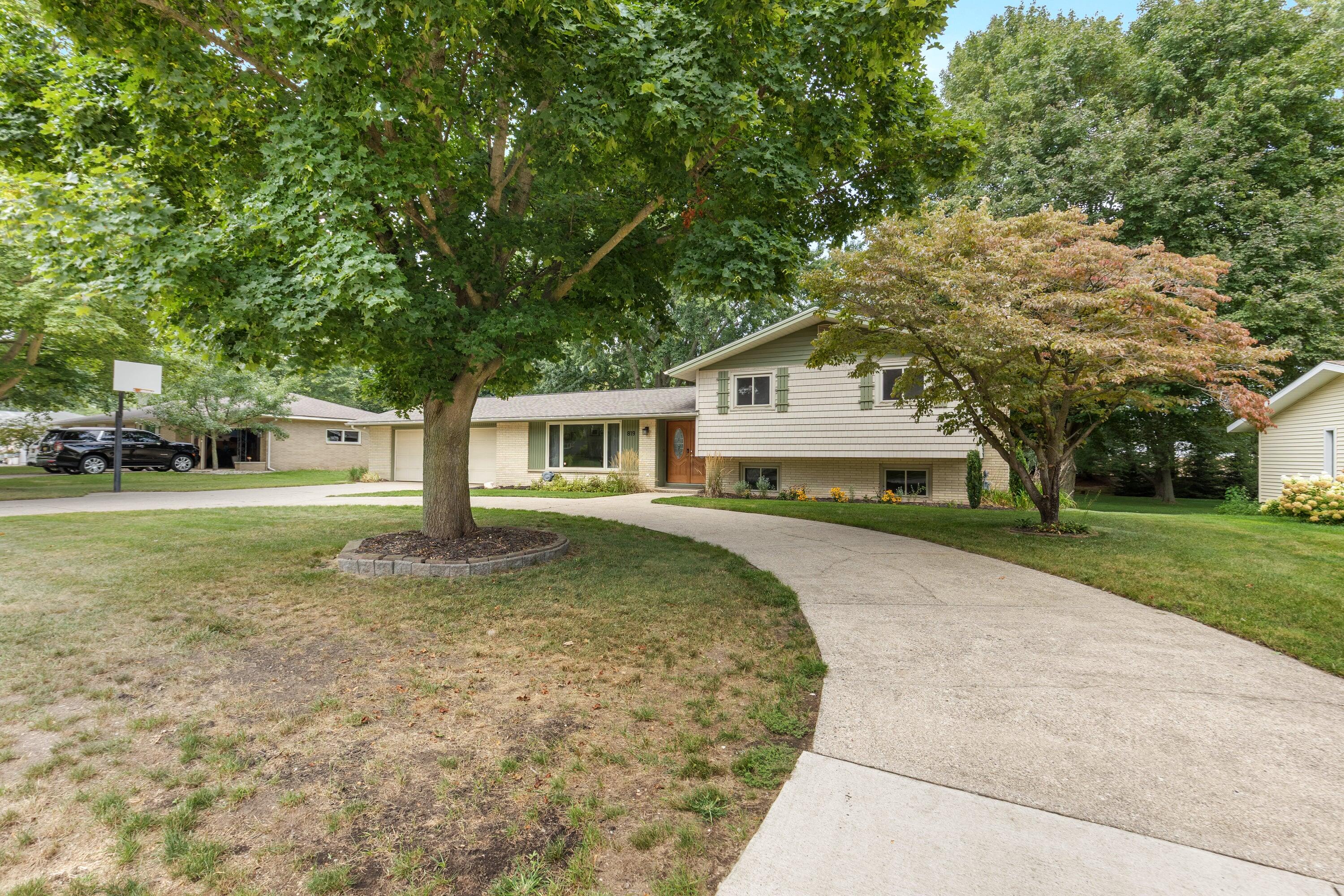 819 E Plainfield Court Zeeland MI 49464