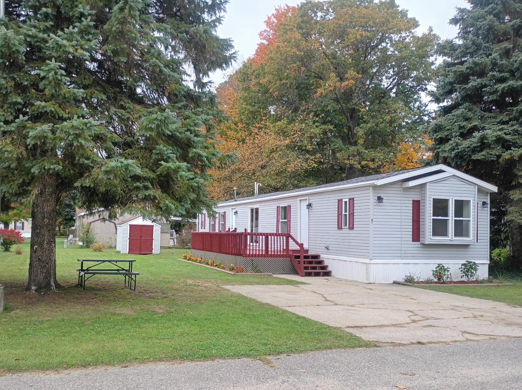 27 Locust Court Muskegon MI 49445