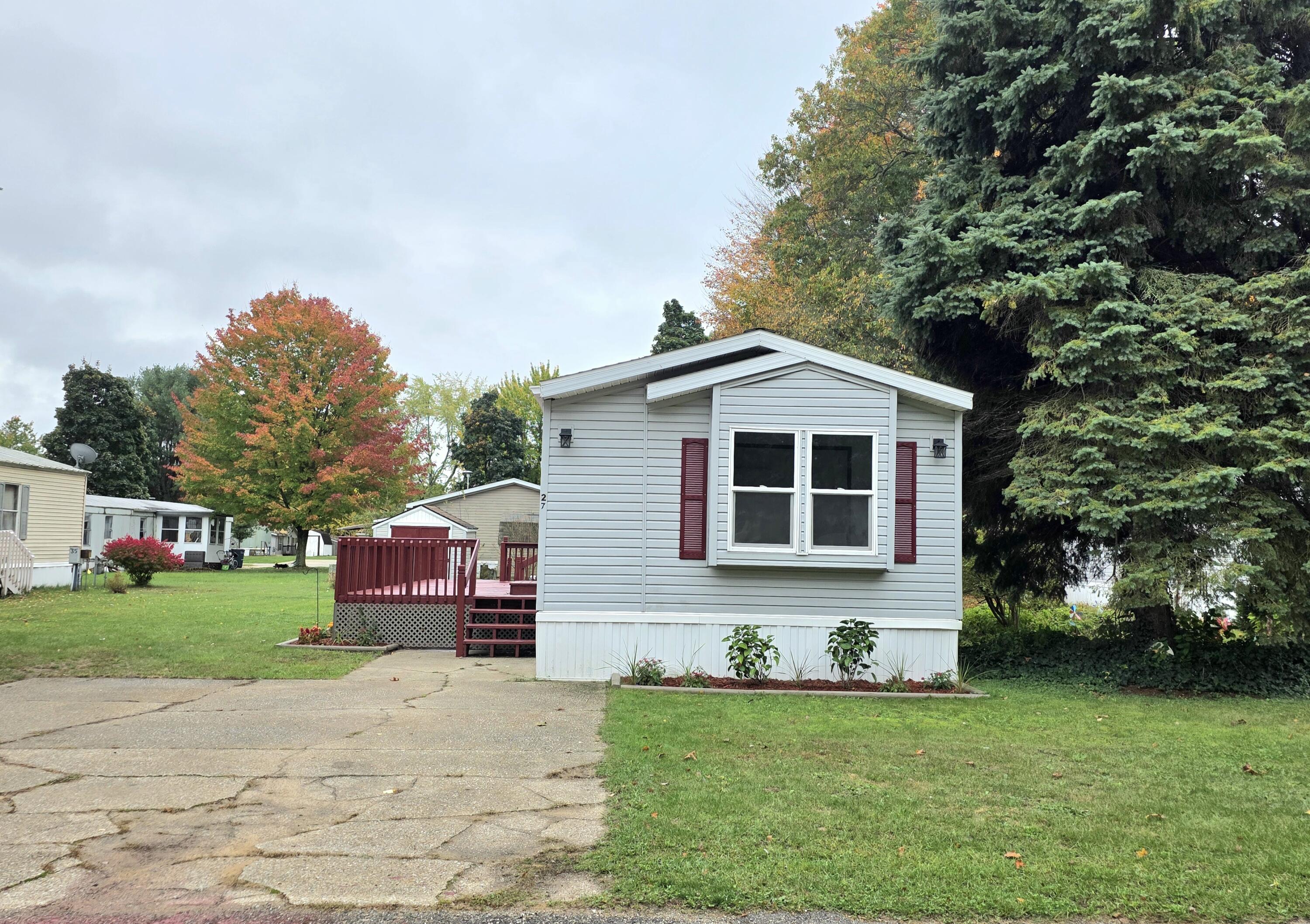 27 Locust Court Muskegon MI 49445
