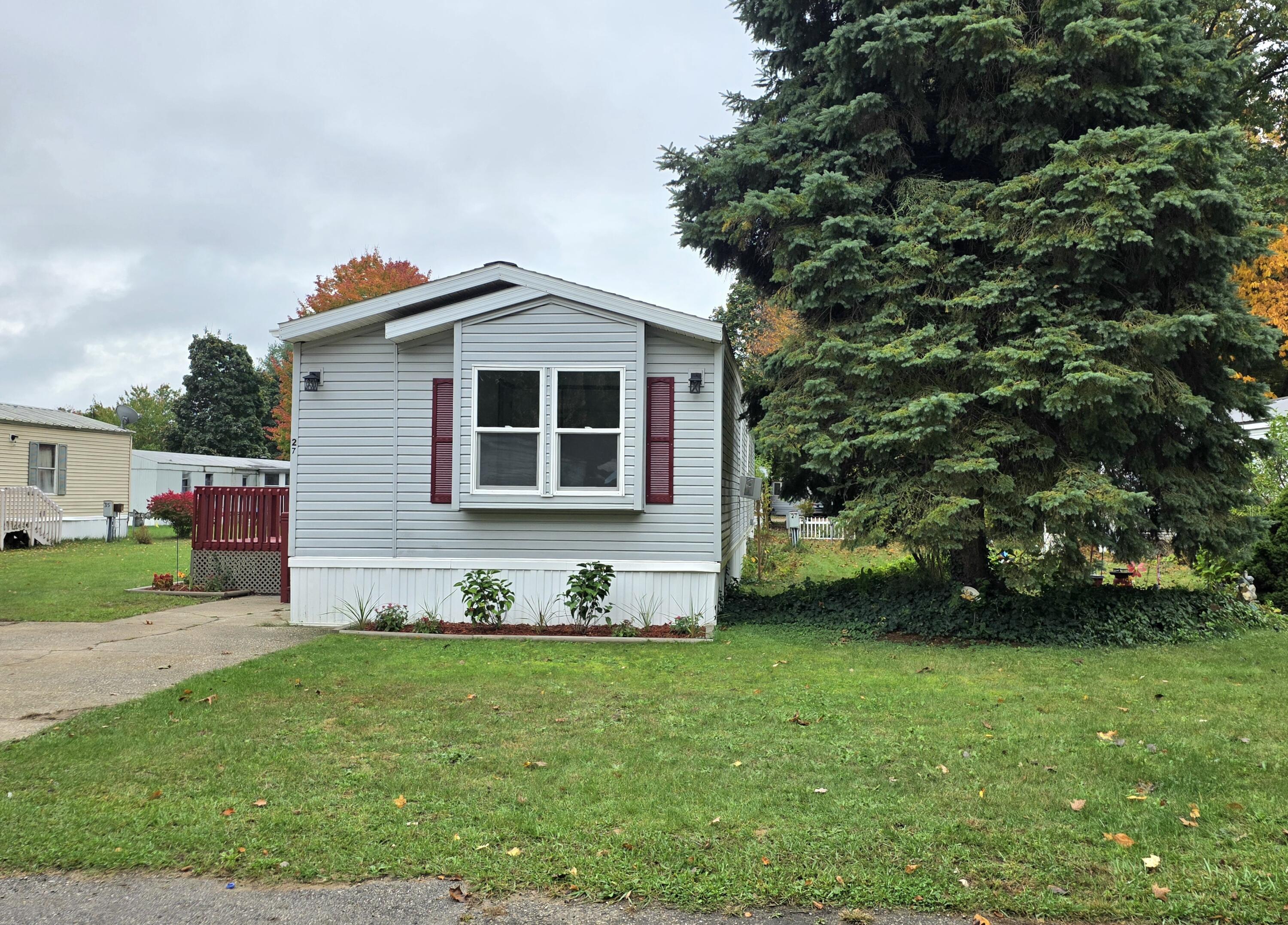 27 Locust Court Muskegon MI 49445