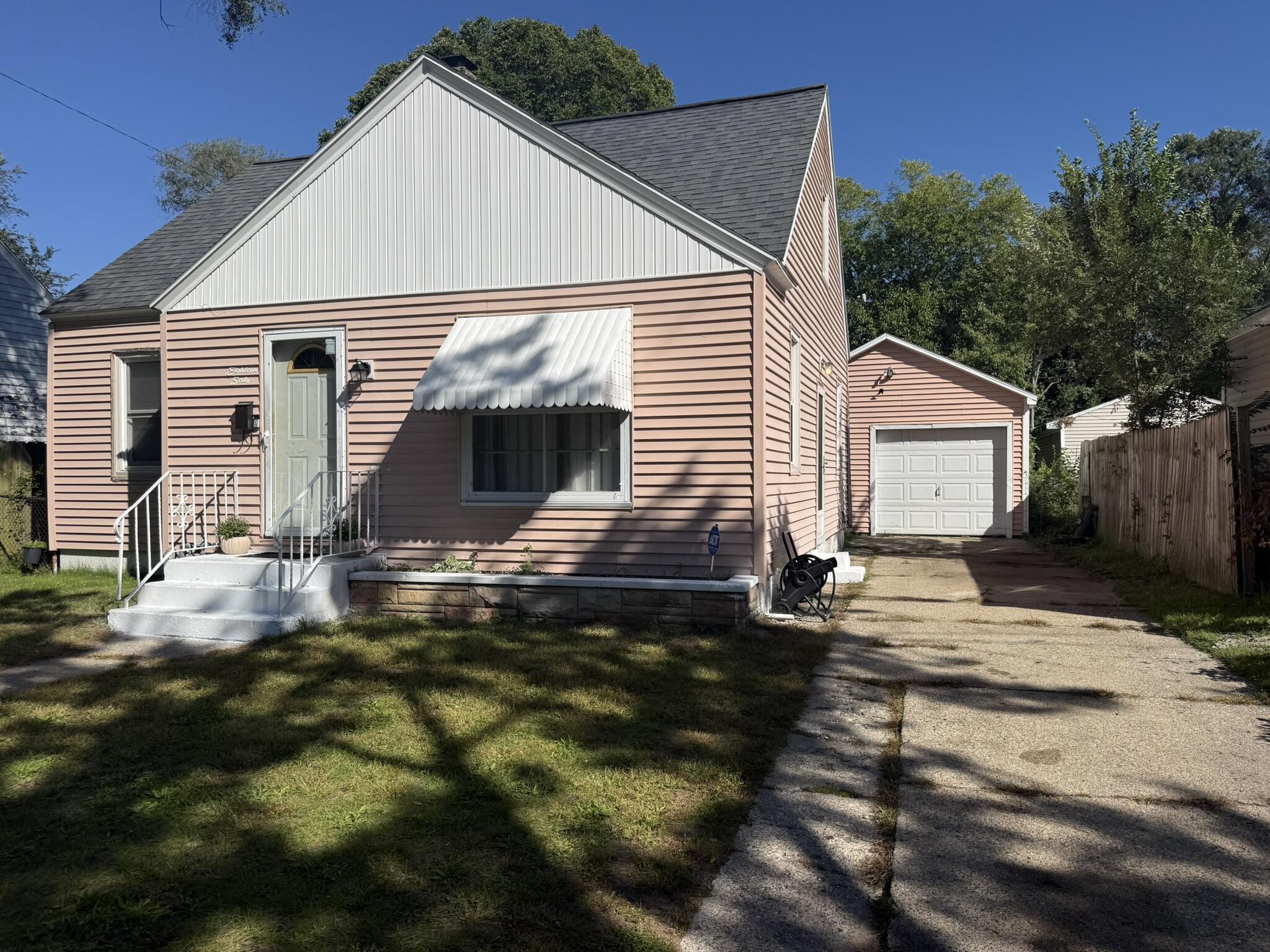 1860 Ray Street Muskegon MI 49442