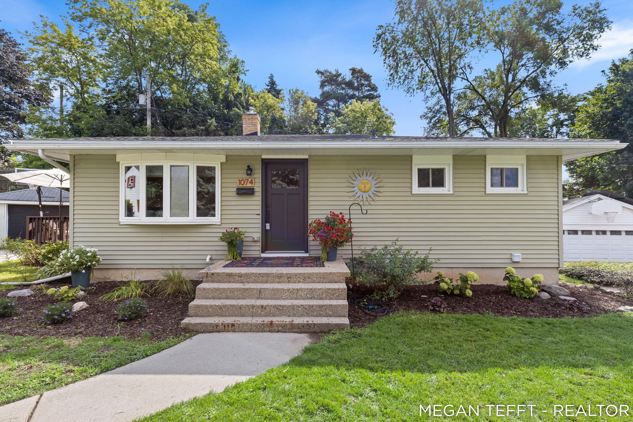 1074 Washtenaw Drive NE Grand Rapids MI 49505