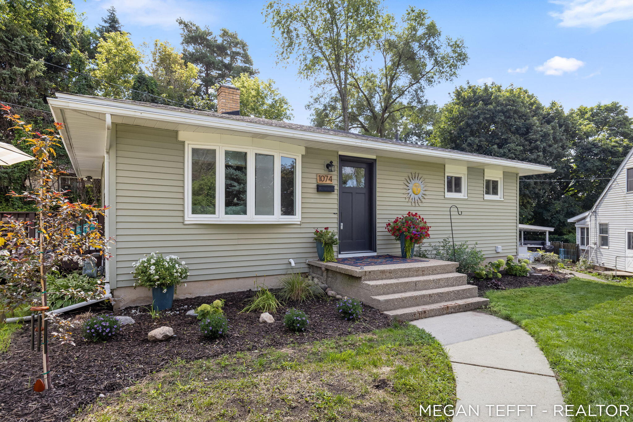 1074 Washtenaw Drive NE Grand Rapids MI 49505