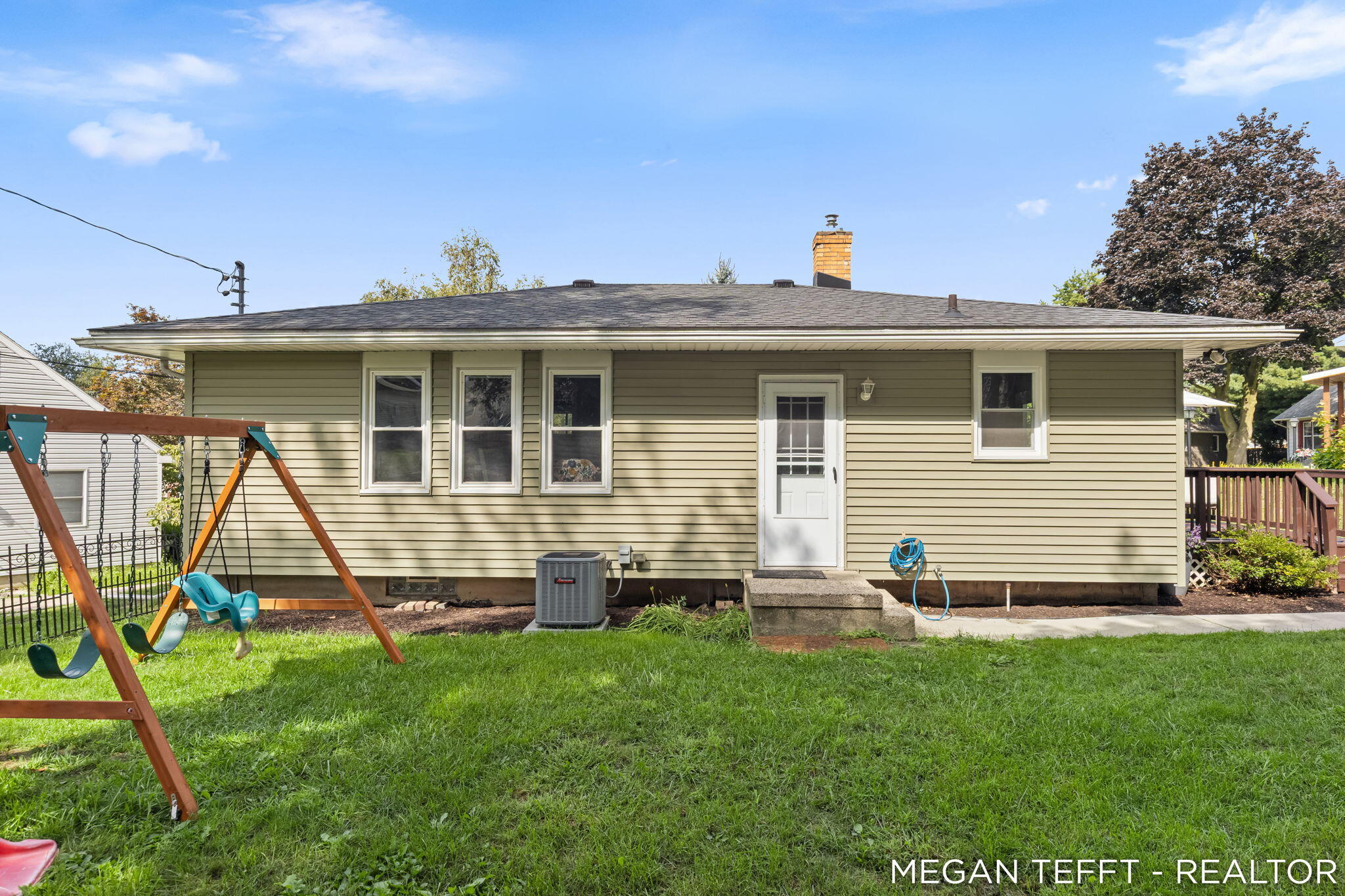 1074 Washtenaw Drive NE Grand Rapids MI 49505