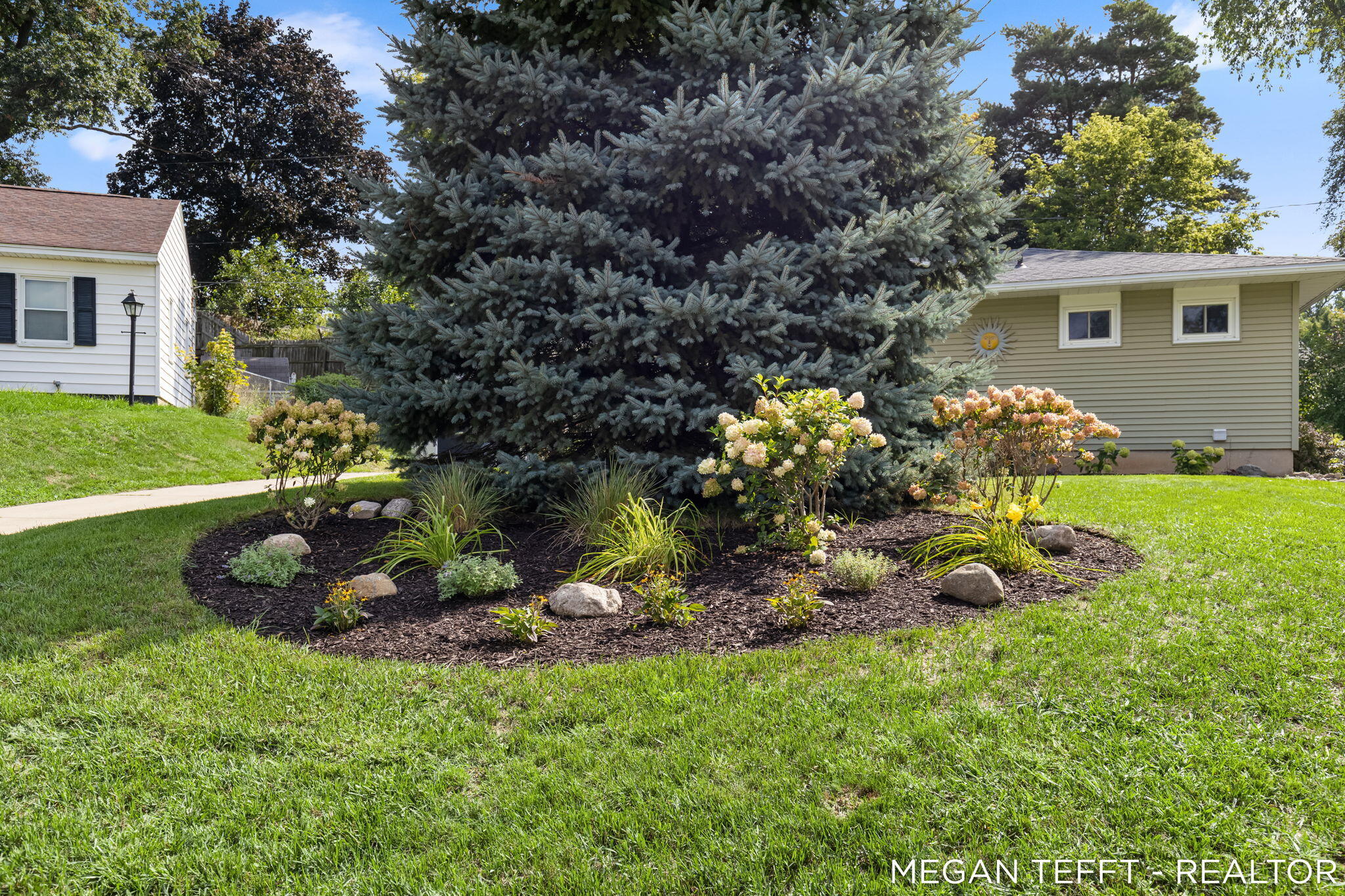 1074 Washtenaw Drive NE Grand Rapids MI 49505