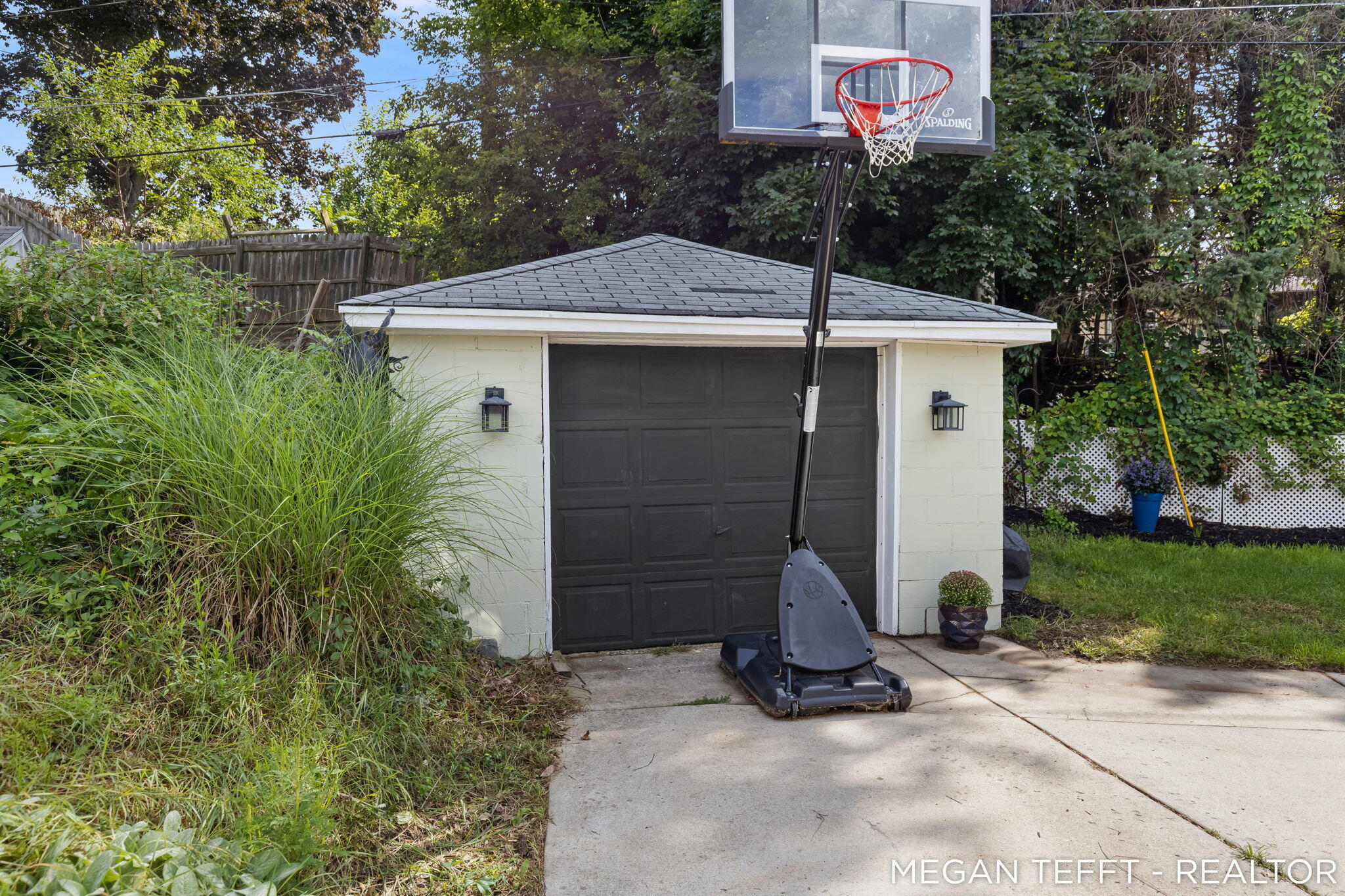 1074 Washtenaw Drive NE Grand Rapids MI 49505