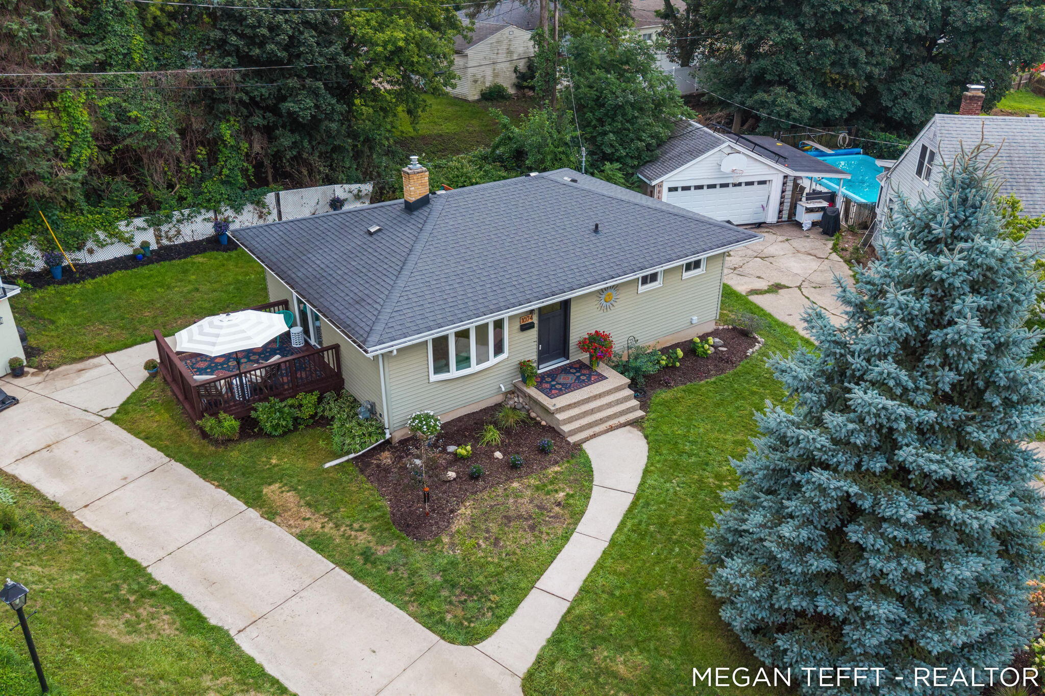 1074 Washtenaw Drive NE Grand Rapids MI 49505