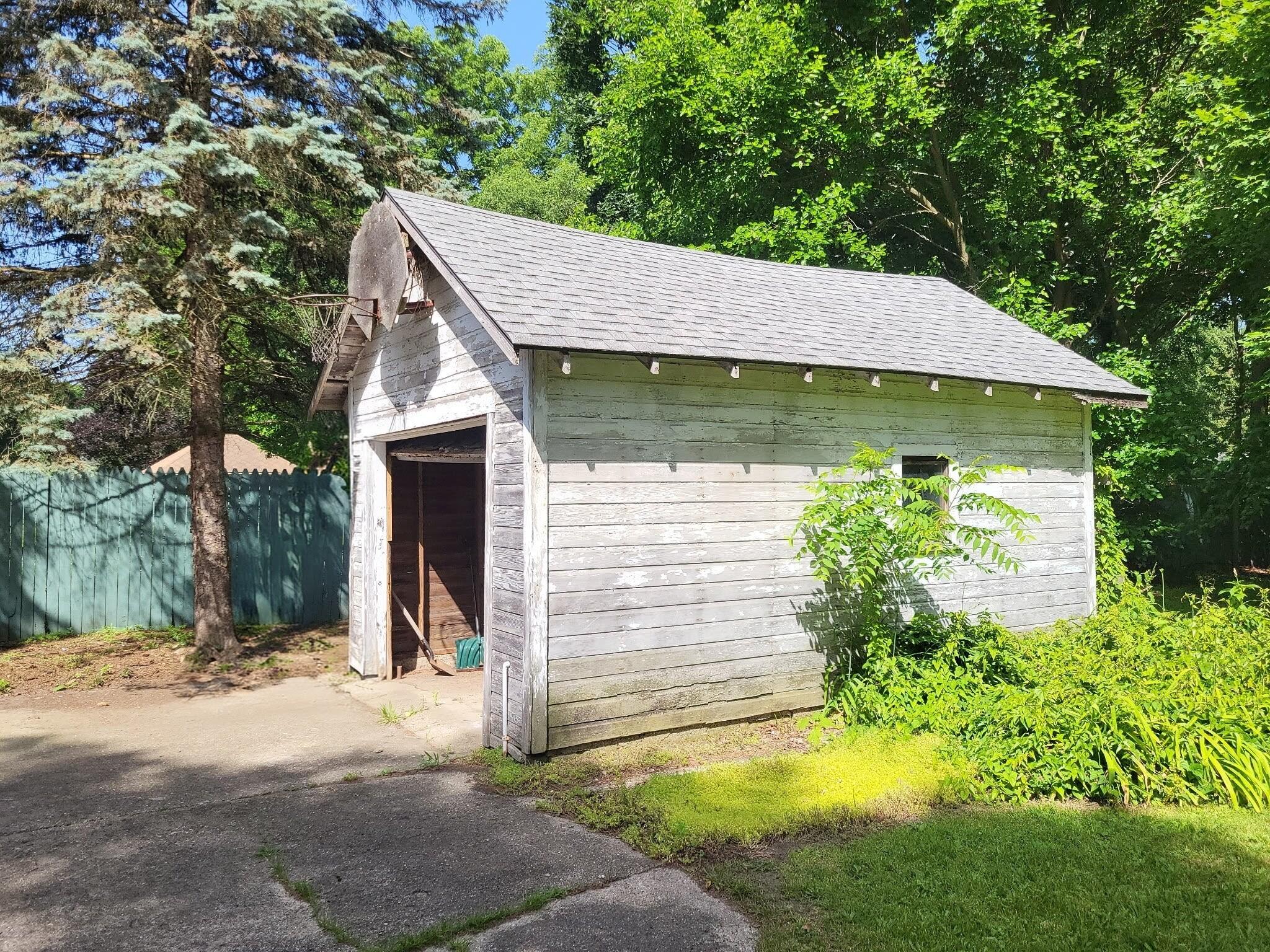 219 E Delaware Decatur MI 49045
