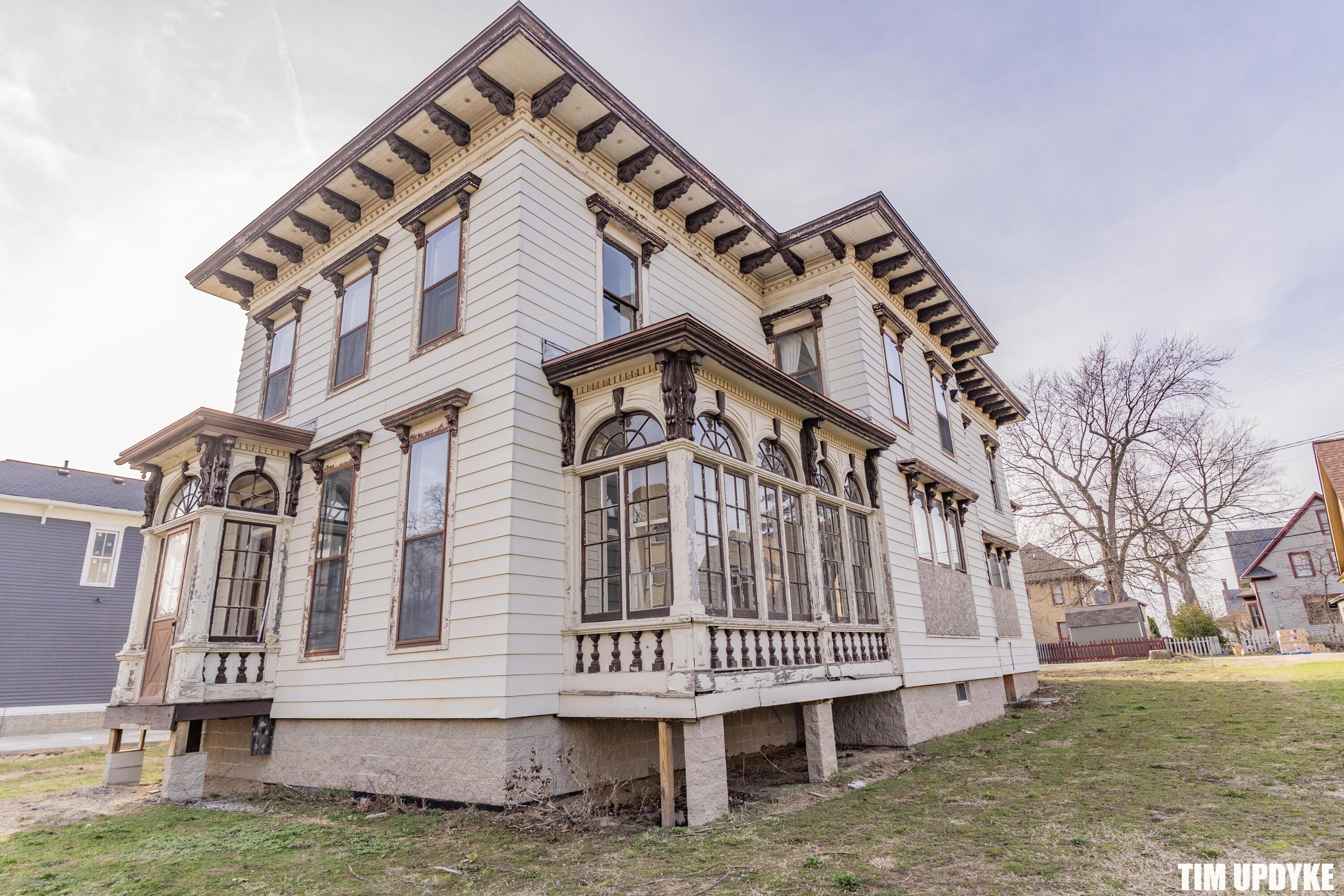 382 W Muskegon Avenue Muskegon MI 49440