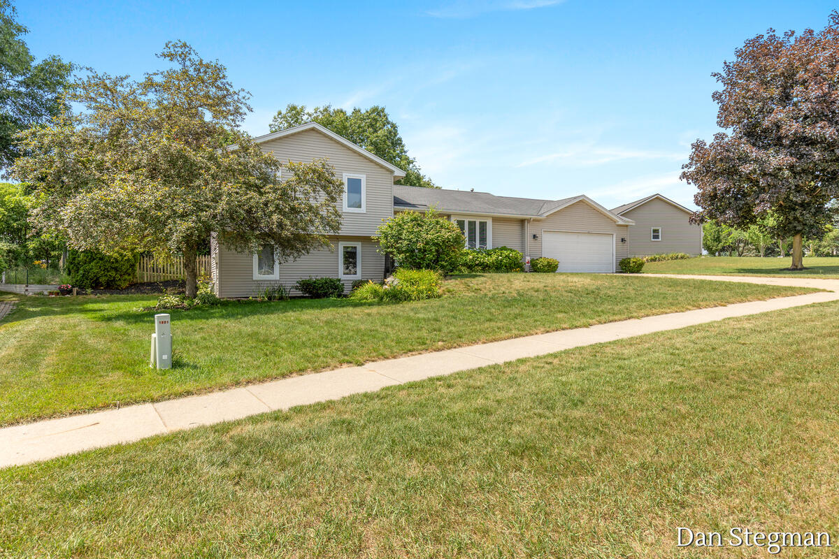 1421 Hollow Ridge Drive NE Rockford MI 49341