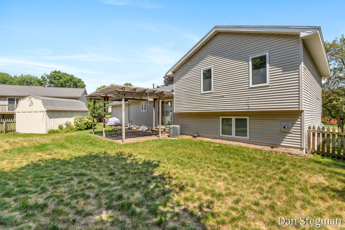 1421 Hollow Ridge Drive NE Rockford MI 49341